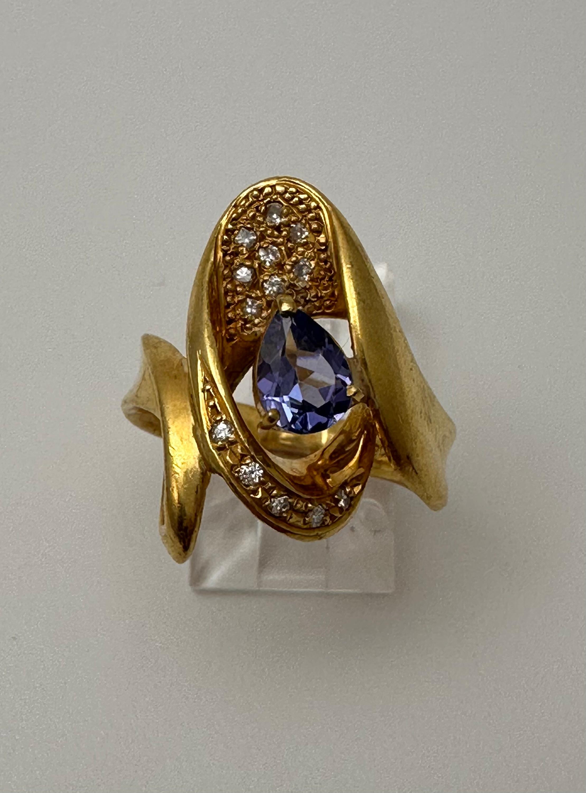 18k Yellow Gold - 5.5mm x 7mm Pear Tanzanite  - 13 Round Diamonds - Ring Size 7 In New Condition For Sale In Las Vegas, NV