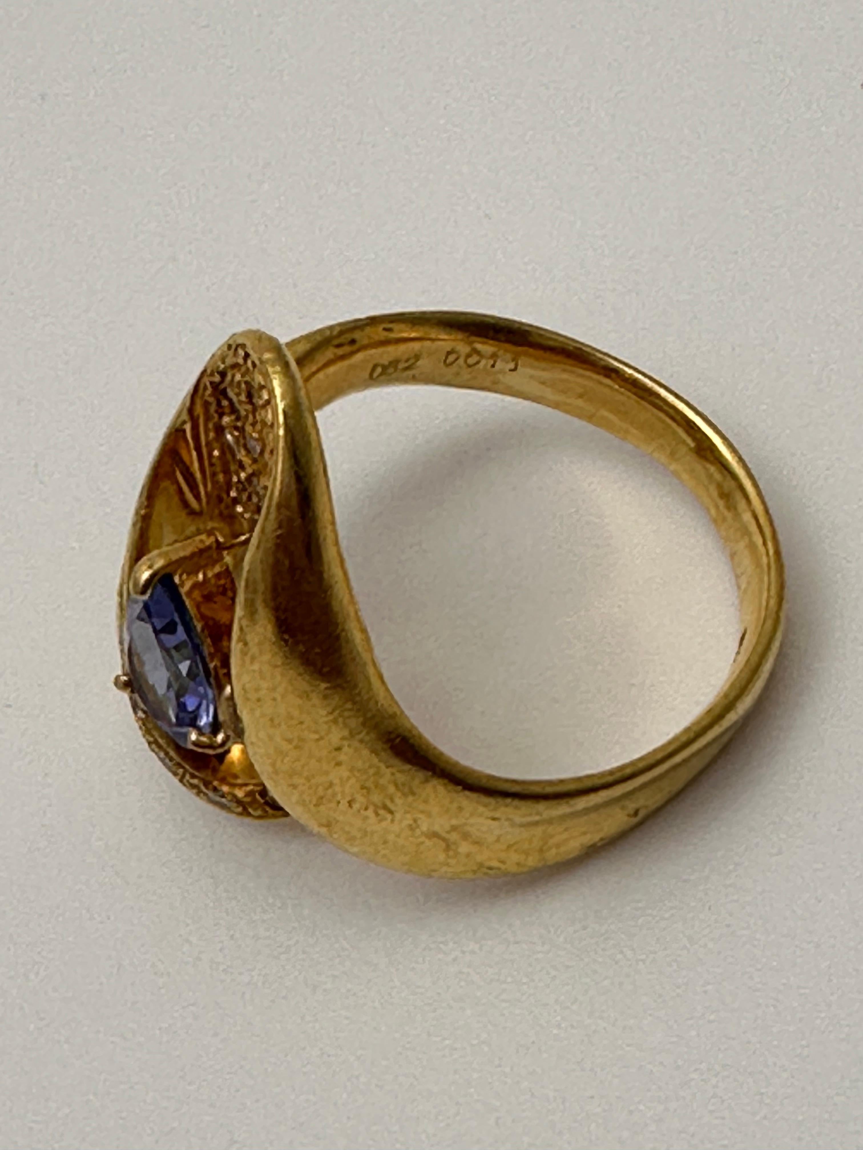 Women's 18k Yellow Gold - 5.5mm x 7mm Pear Tanzanite  - 13 Round Diamonds - Ring Size 7 For Sale