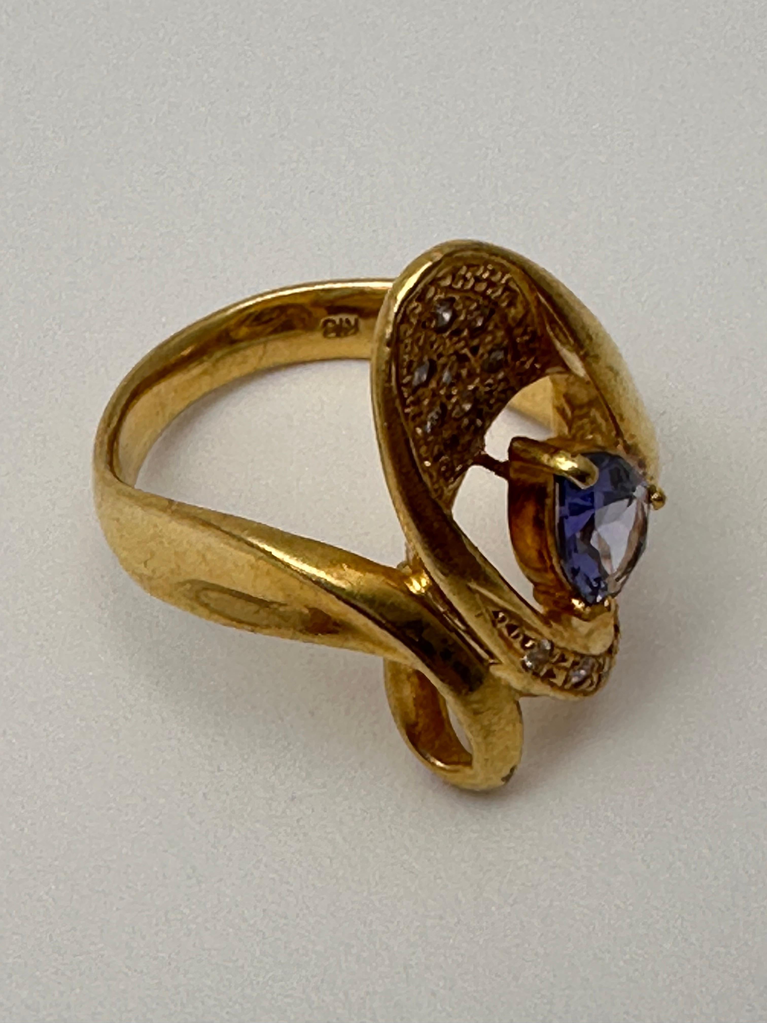 18k Yellow Gold - 5.5mm x 7mm Pear Tanzanite  - 13 Round Diamonds - Ring Size 7 For Sale 1