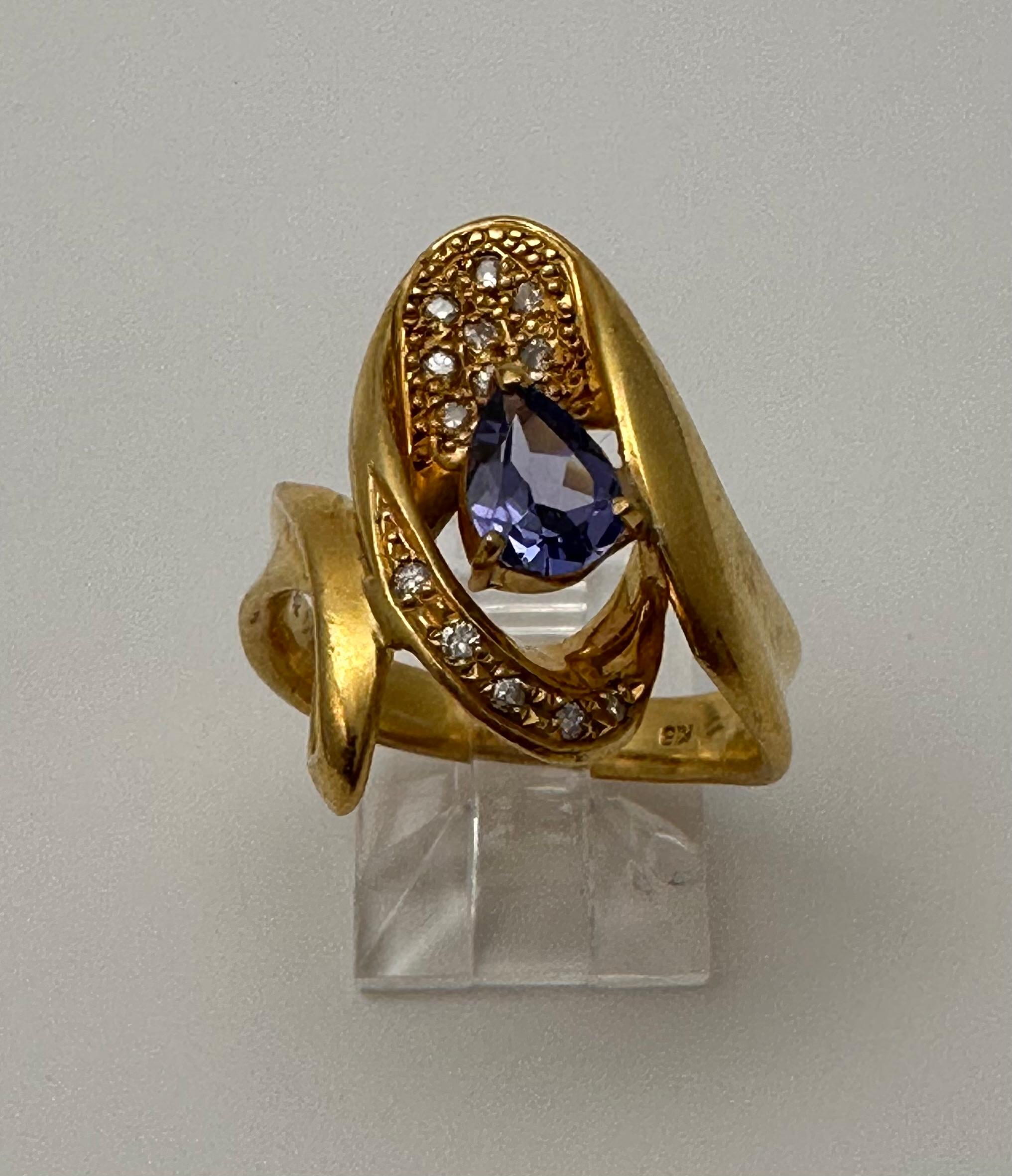 18k Yellow Gold - 5.5mm x 7mm Pear Tanzanite  - 13 Round Diamonds - Ring Size 7 For Sale 2