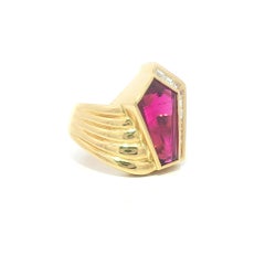 Anillo Estriado de Oro Amarillo de 18k con Turmalina Rosa Profunda y Diamante talla pentágono de 5,68 ct