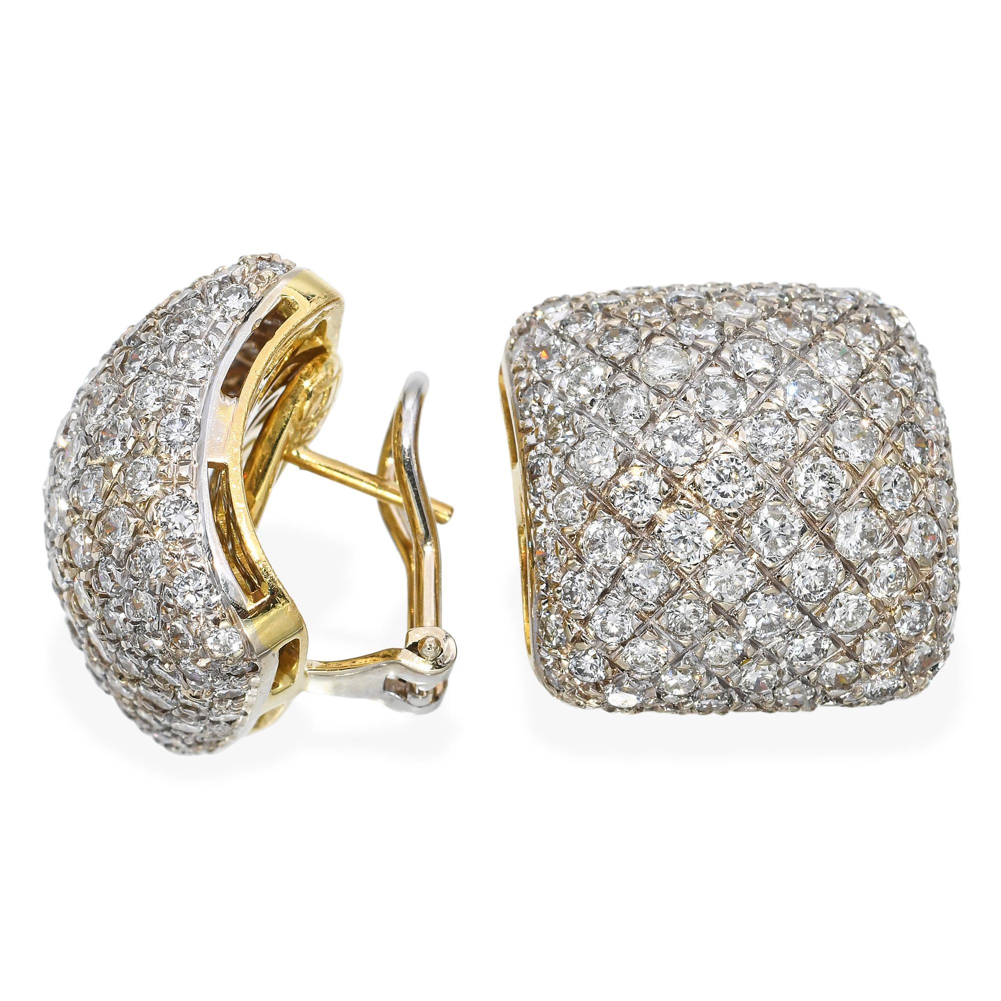 Ces superbes boucles d'oreilles sont fabriquées en or jaune 18 carats et comportent un total de 5,7 carats de diamants éblouissants - 2,85 carats par boucle d'oreille - dans un style micro pavé raffiné. Le sertissage complexe maximise la brillance,