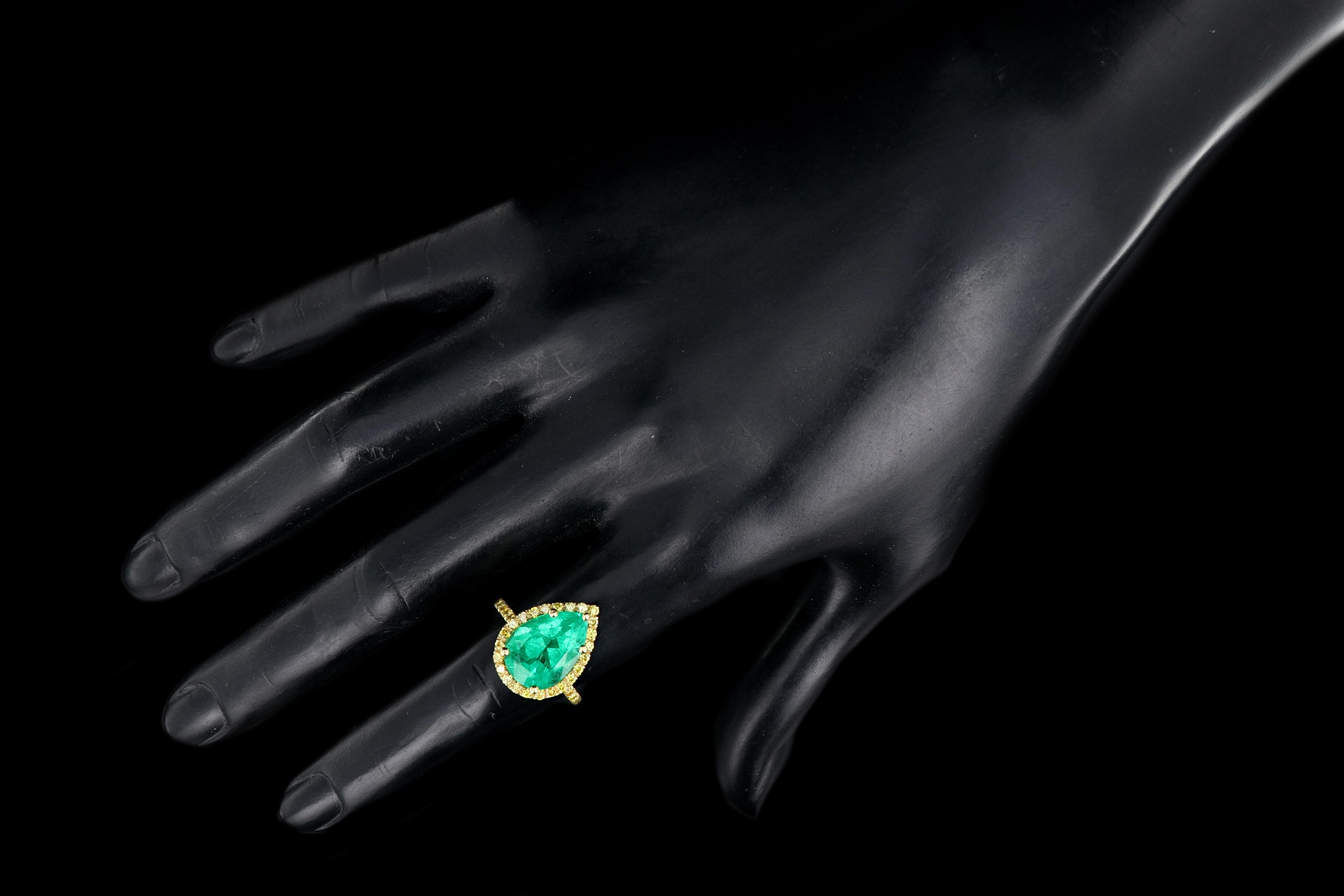 18 Karat Yellow Gold 5.92 Carat Colombian Emerald and Vivid Yellow Diamond Ring 3