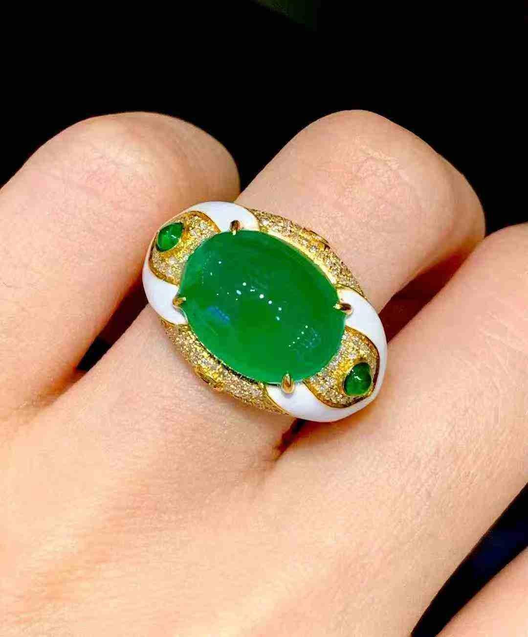 Taille mixte Bague en or jaune 18K avec émeraude de 6,00ct et accents en diamant pavé