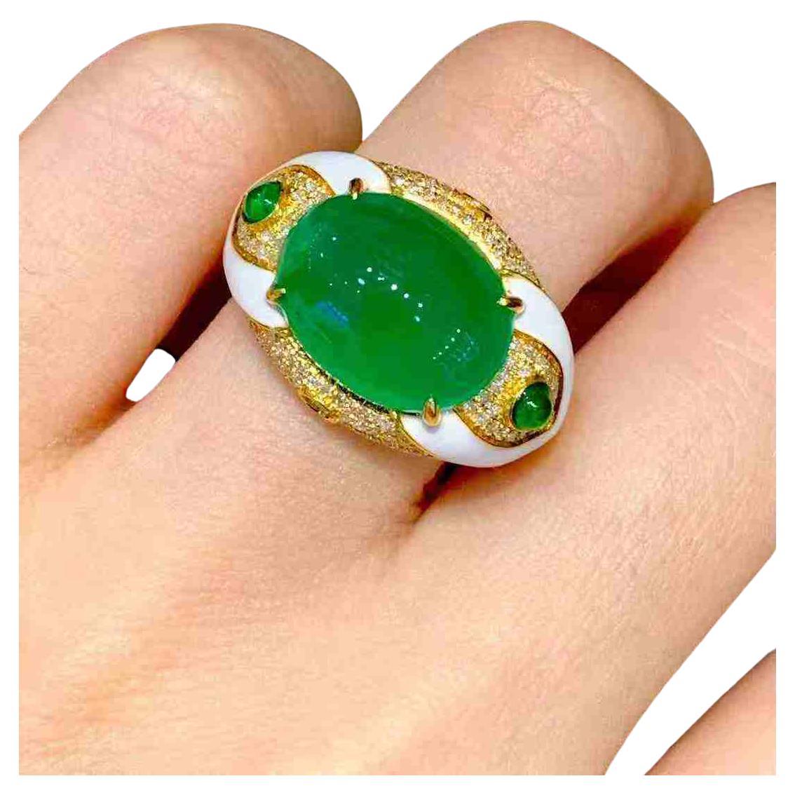 Bague en or jaune 18K avec émeraude de 6,00ct et accents en diamant pavé