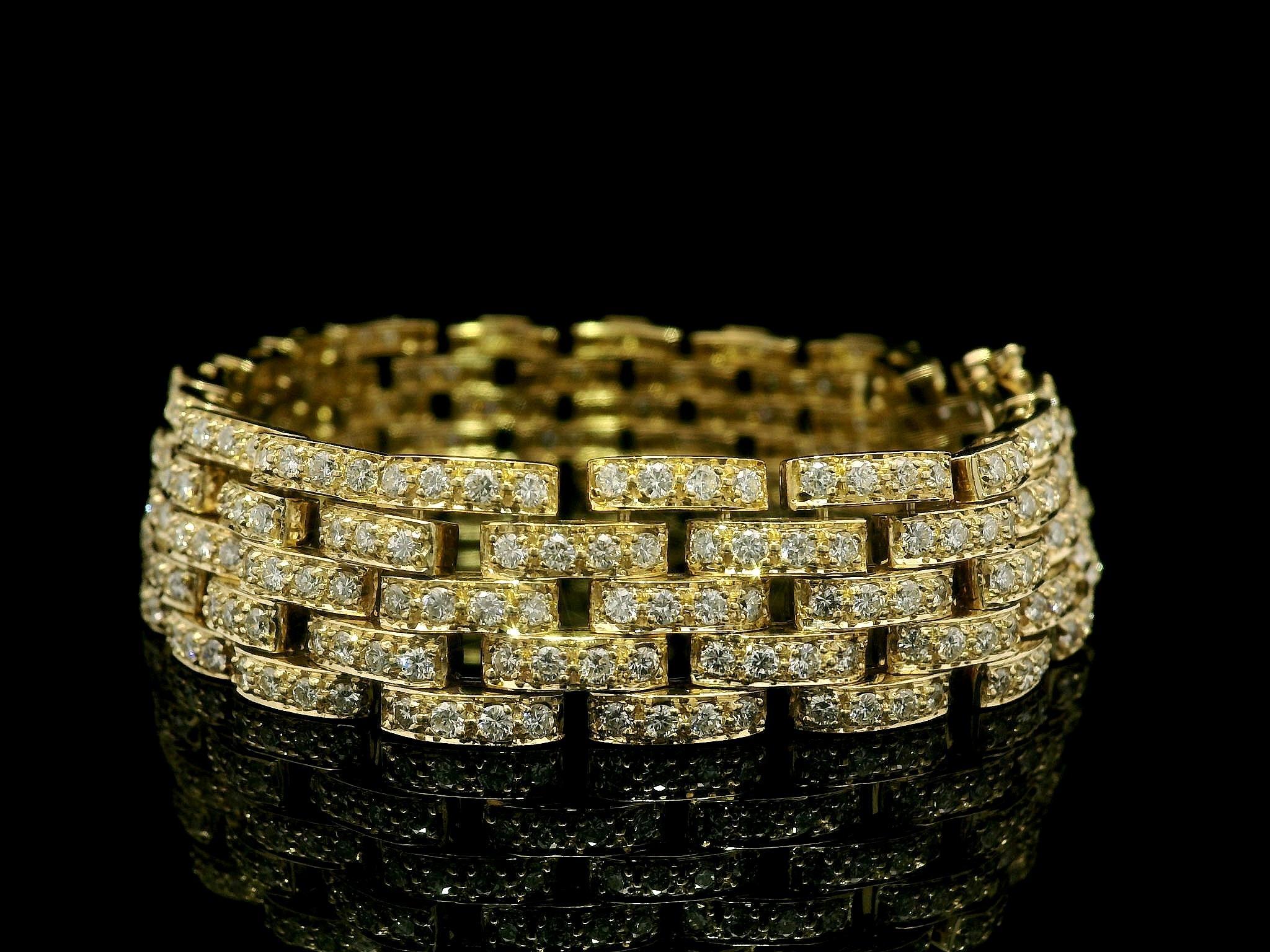 Or jaune 18k 6.08ctw Diamond Covered 5 Row Brick Pattern Wide Link Bracelets en or jaune 18k Excellent état - En vente à Montclair, NJ