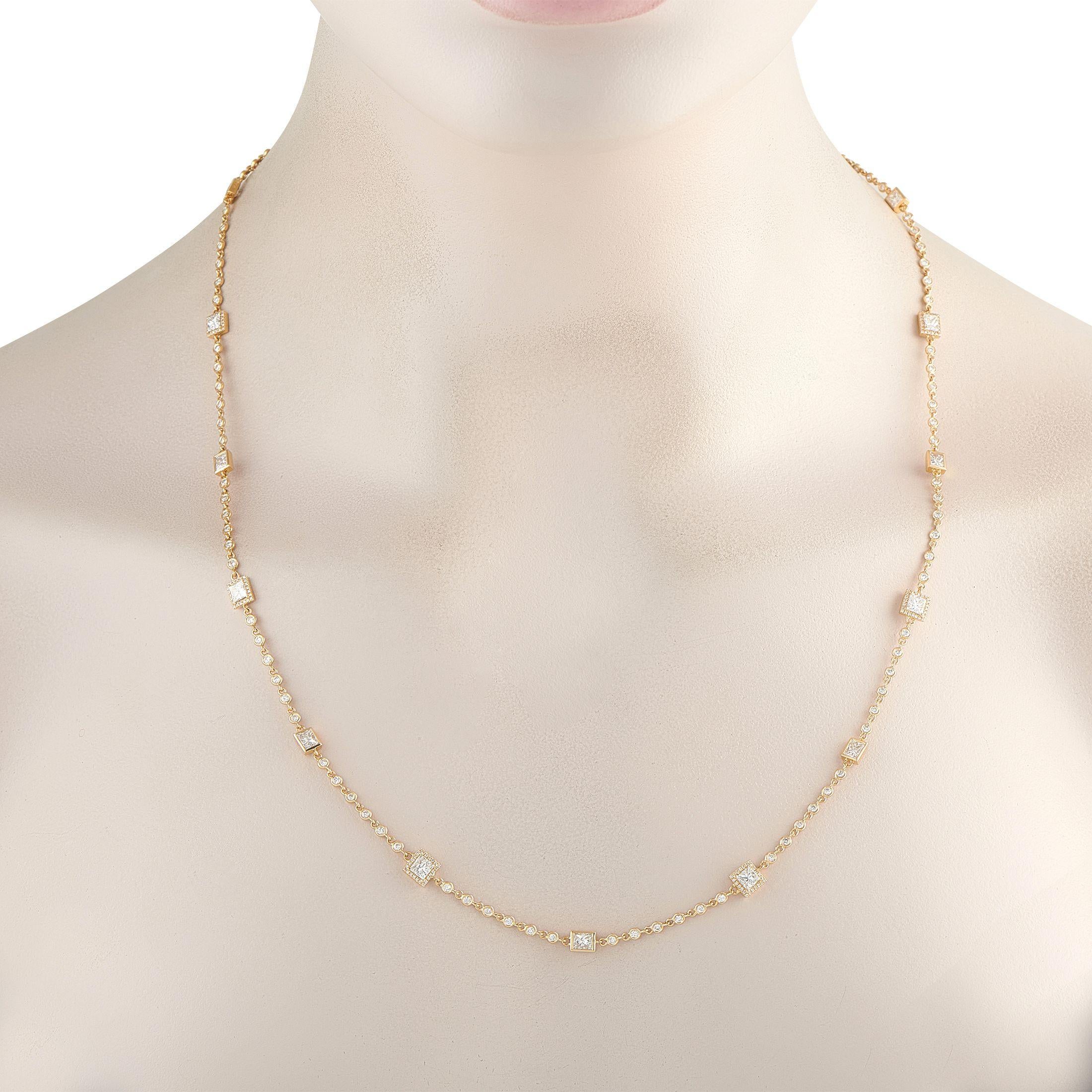 Ce collier Odelia, élégant et discret, apportera la touche finale parfaite à n'importe quel ensemble. L'or jaune 18 carats lustré s'associe parfaitement aux diamants de taille princesse totalisant 4,10 carats. Des accents de diamant supplémentaires
