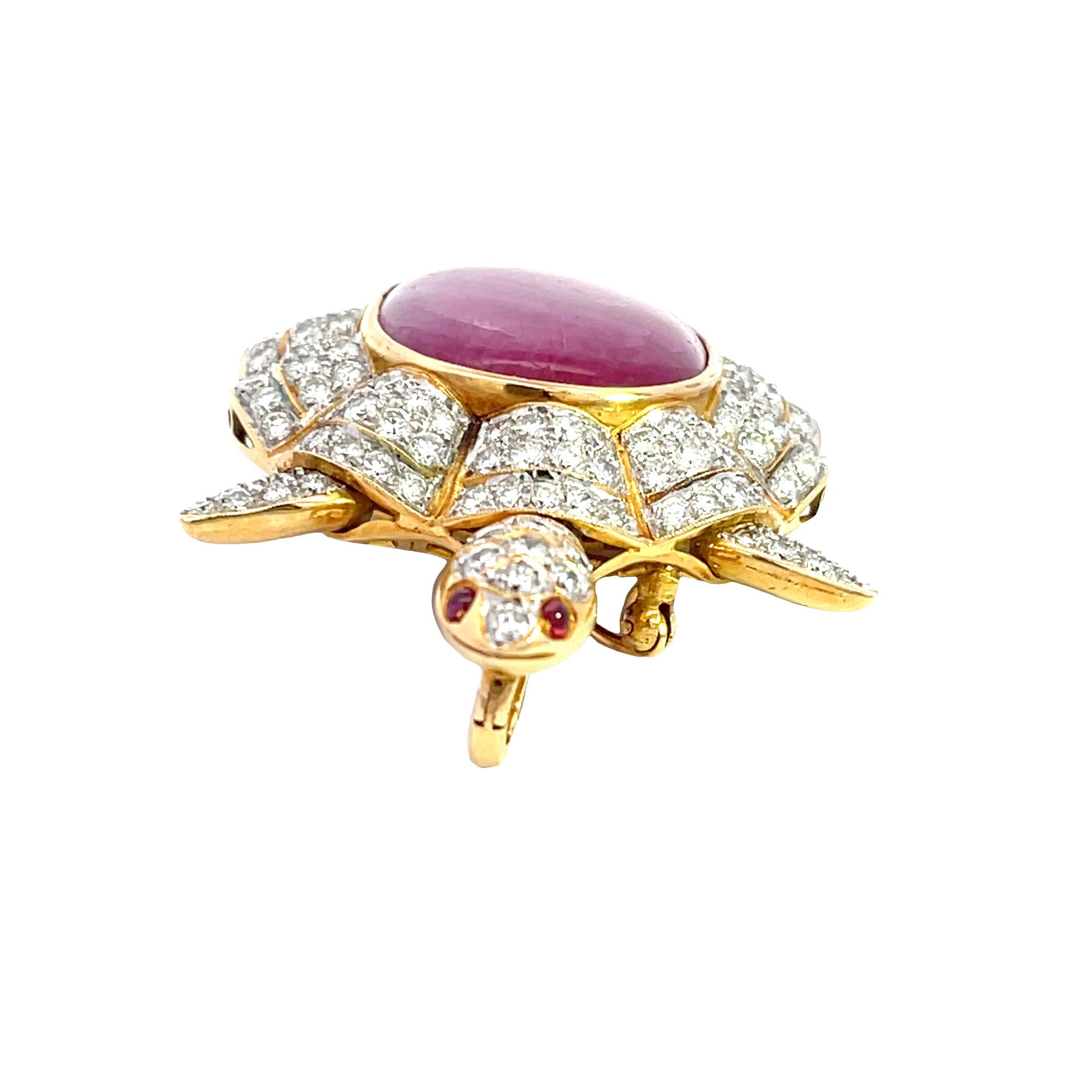 Taille cabochon Broche/pendentif tortue en or jaune 18 carats avec diamants de 6,12 carats et rubis naturel de 44/1 carats en vente