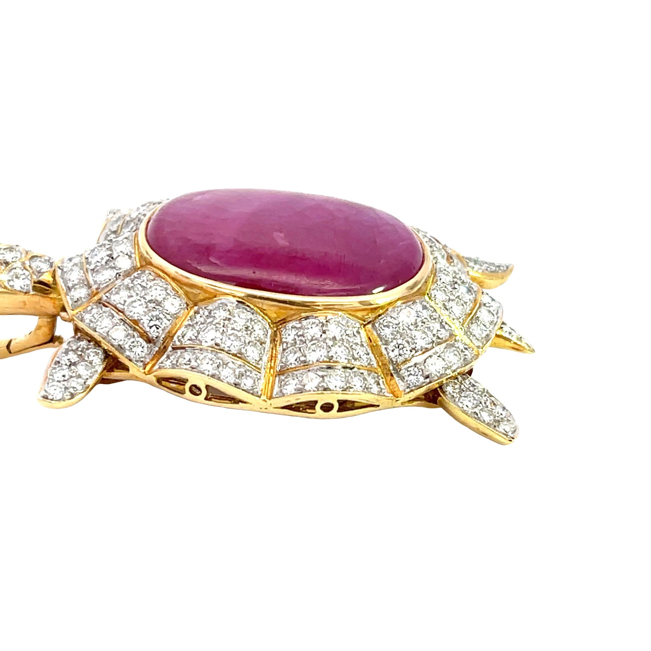 Broche/pendentif tortue en or jaune 18 carats avec diamants de 6,12 carats et rubis naturel de 44/1 carats Excellent état - En vente à New York, NY