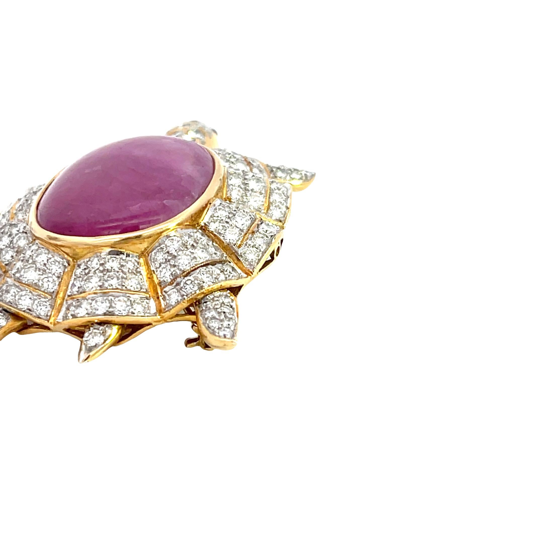 Broche/pendentif tortue en or jaune 18 carats avec diamants de 6,12 carats et rubis naturel de 44/1 carats Unisexe en vente