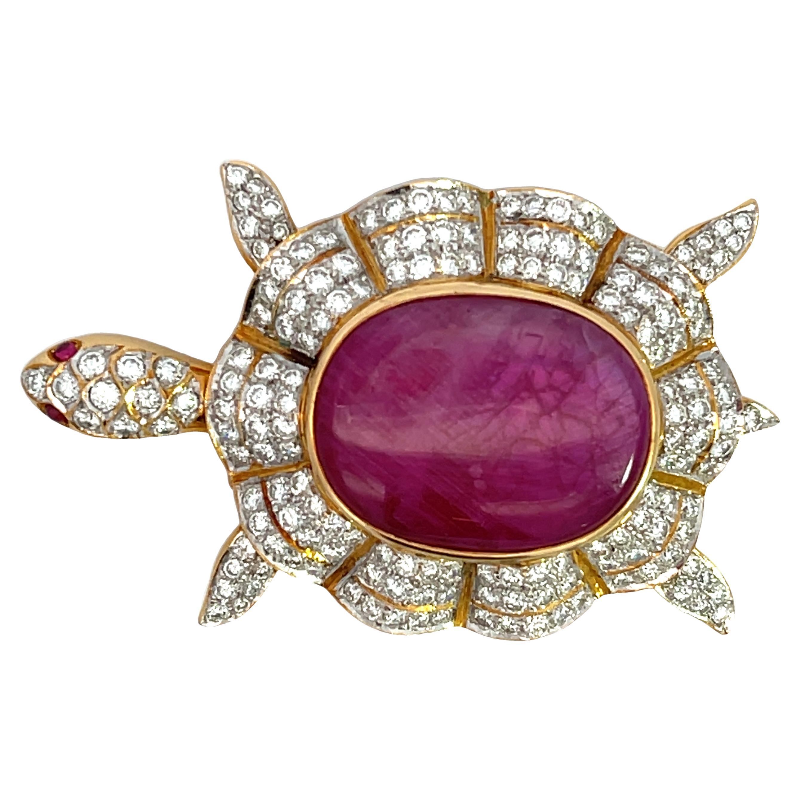 Broche/pendentif tortue en or jaune 18 carats avec diamants de 6,12 carats et rubis naturel de 44/1 carats en vente