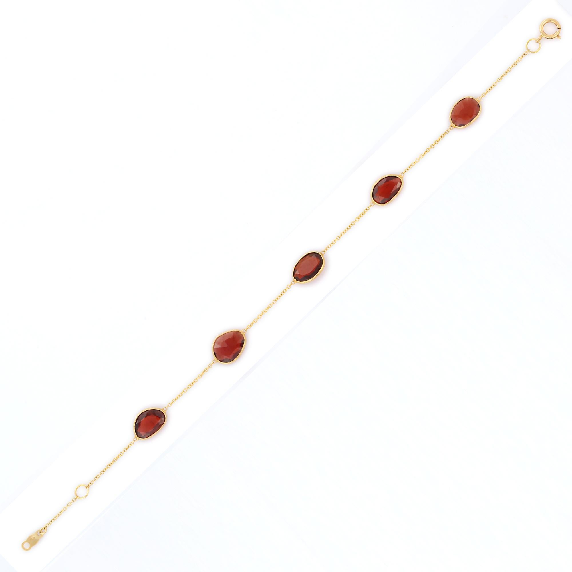 Las pulseras se llevan para realzar el look. A las mujeres les encanta tener buen aspecto. Es habitual ver a una mujer con una bonita pulsera de oro en la muñeca. Una pulsera de piedras preciosas doradas es la pieza definitiva para toda mujer con