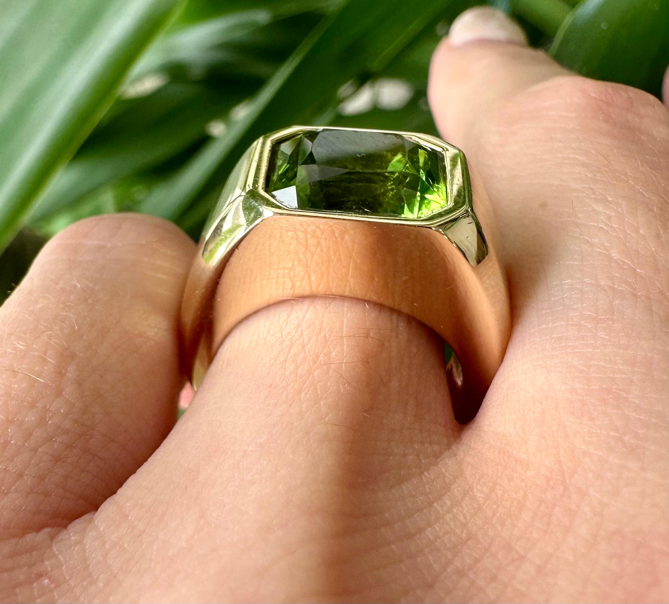18k Yellow Gold 6.43 Carat Peridot Gemstone Ring For Sale 3