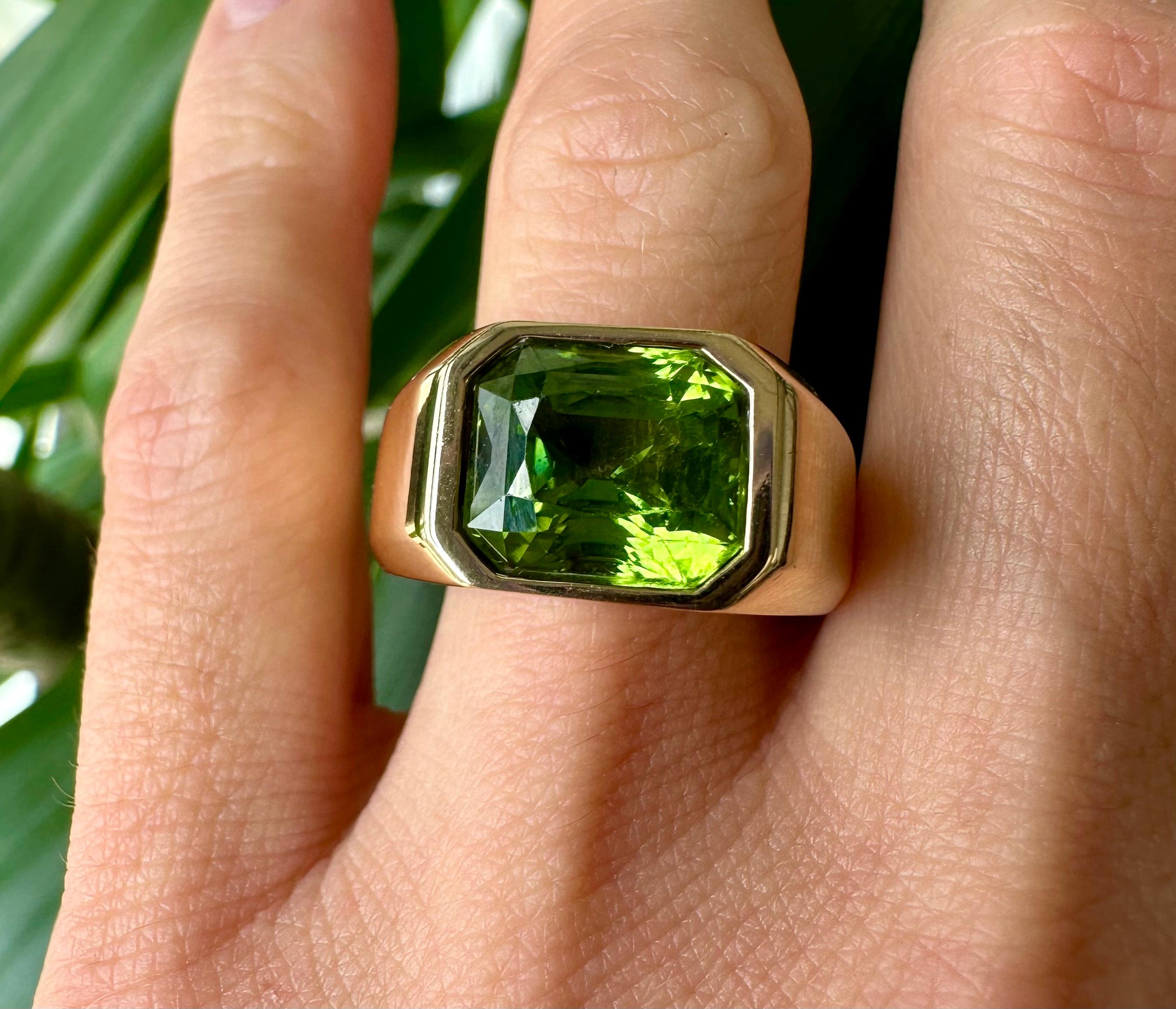 18k Yellow Gold 6.43 Carat Peridot Gemstone Ring For Sale 1