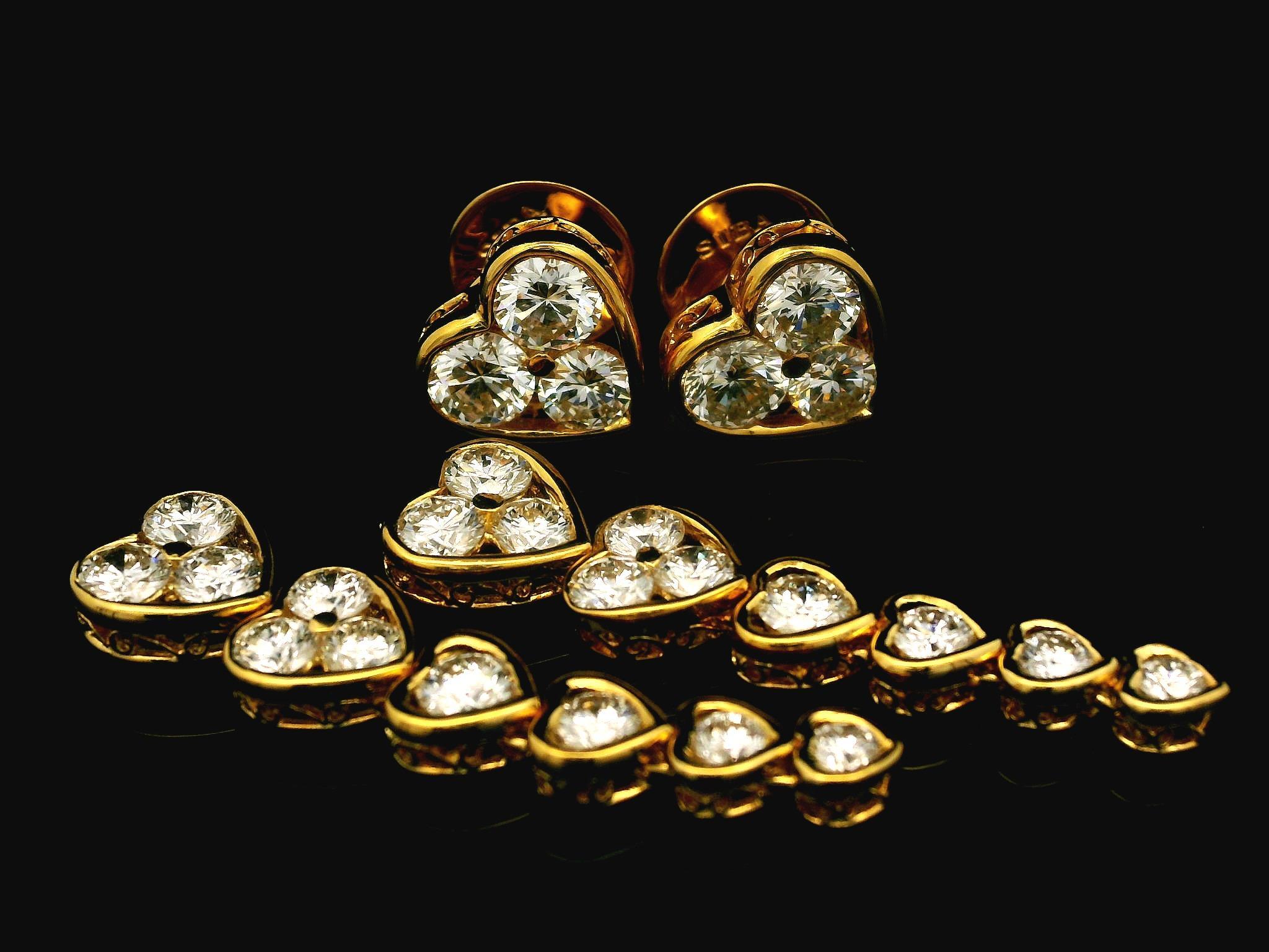 Orecchini con perno a cuore graduato in oro giallo 18k con diamante grande e incandescente da 6,44 carati in vendita 5