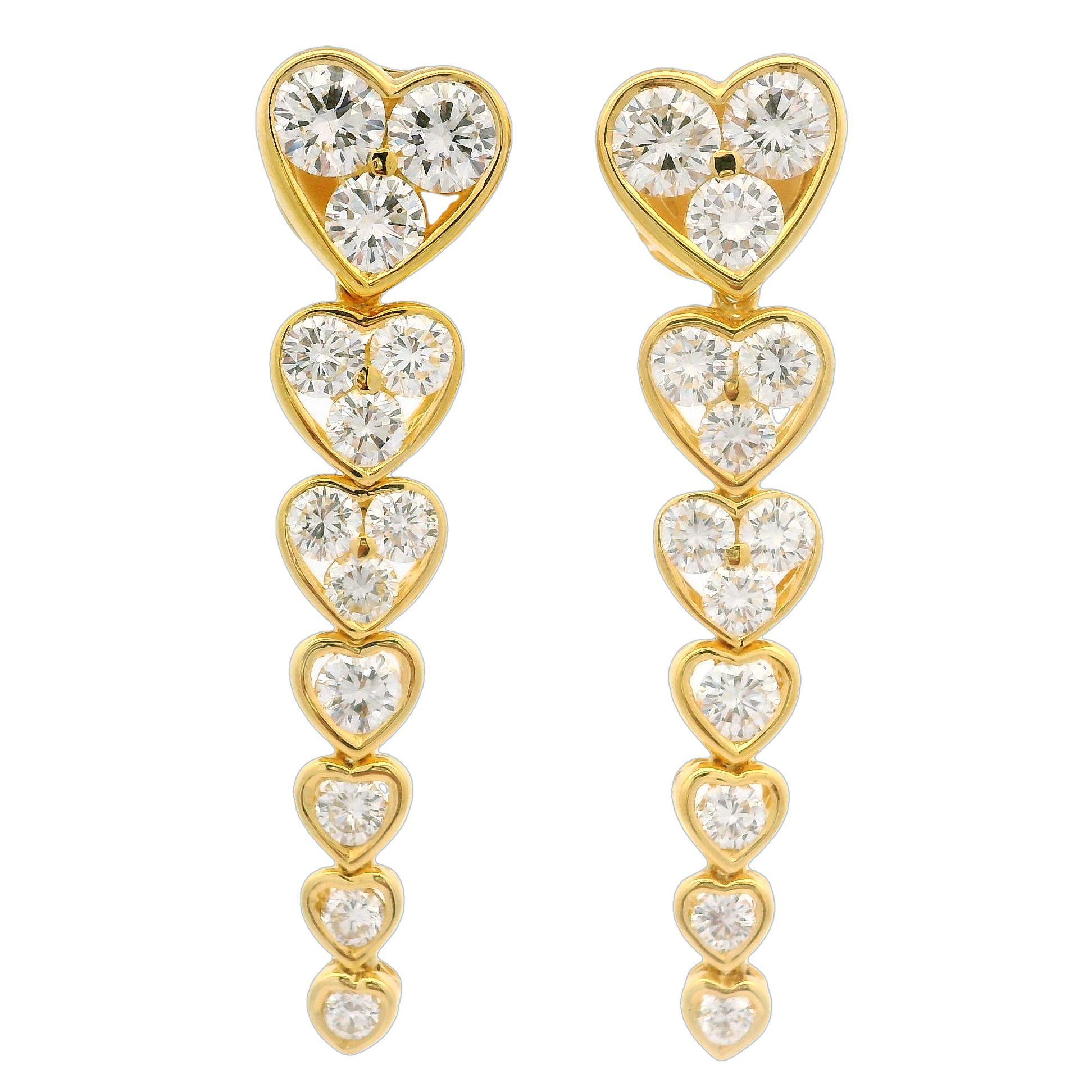 Orecchini con perno a cuore graduato in oro giallo 18k con diamante grande e incandescente da 6,44 carati in vendita 6