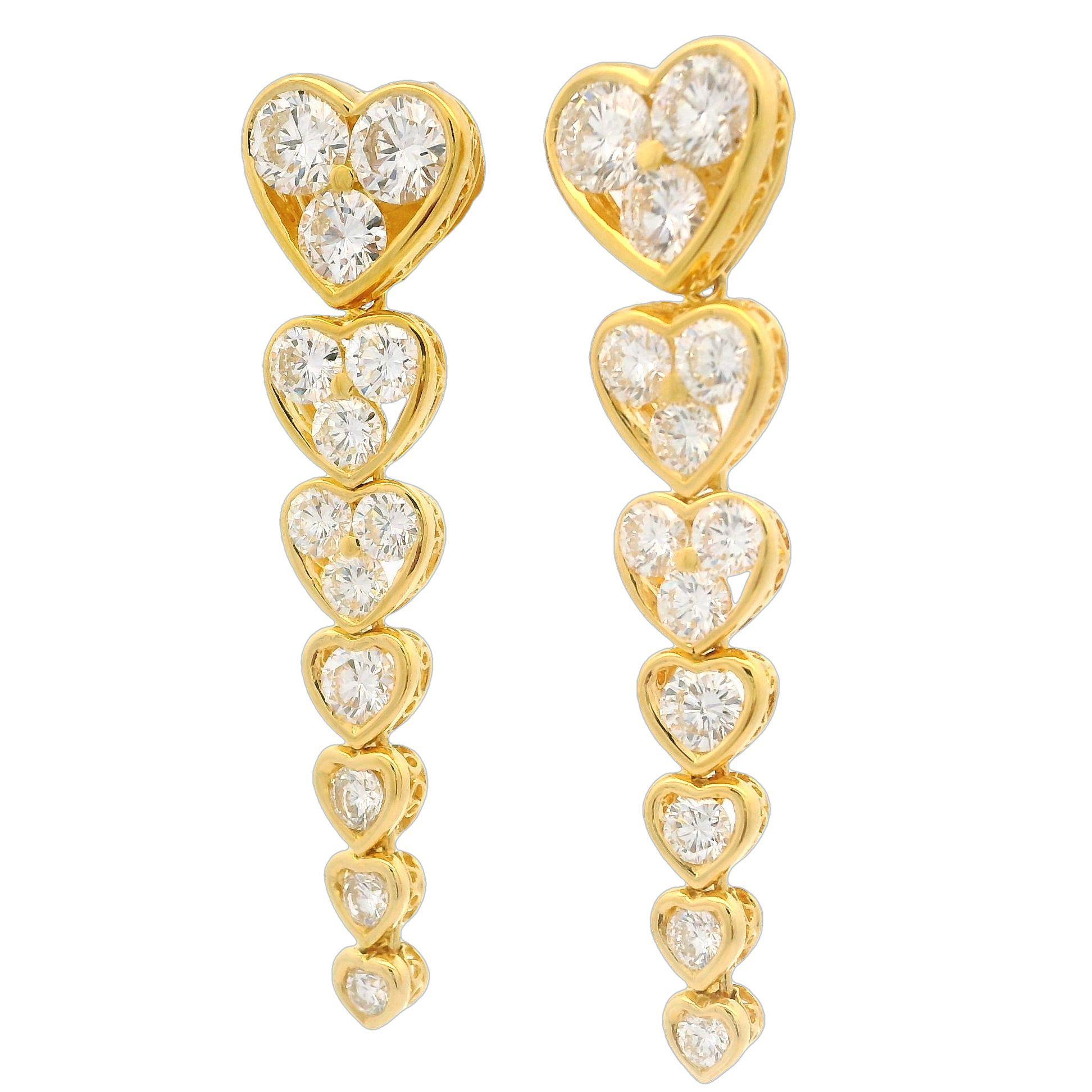 Orecchini con perno a cuore graduato in oro giallo 18k con diamante grande e incandescente da 6,44 carati in vendita 8