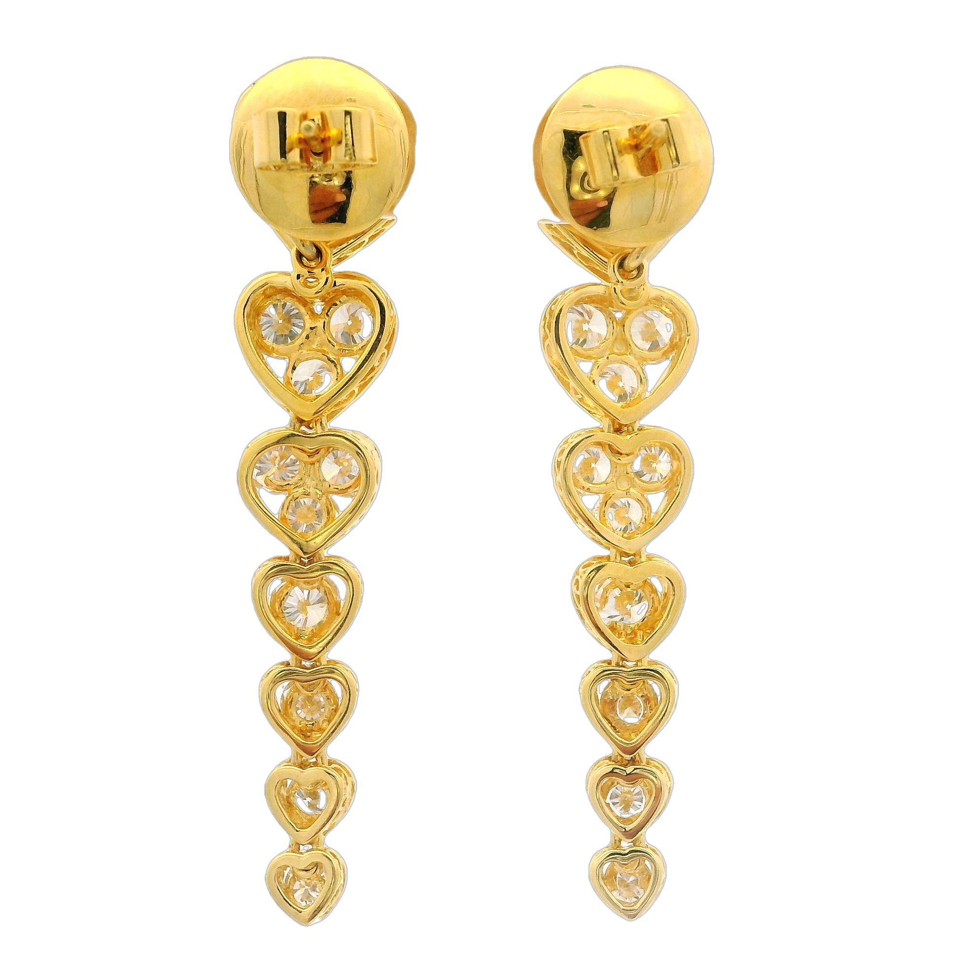 Orecchini con perno a cuore graduato in oro giallo 18k con diamante grande e incandescente da 6,44 carati in vendita 9