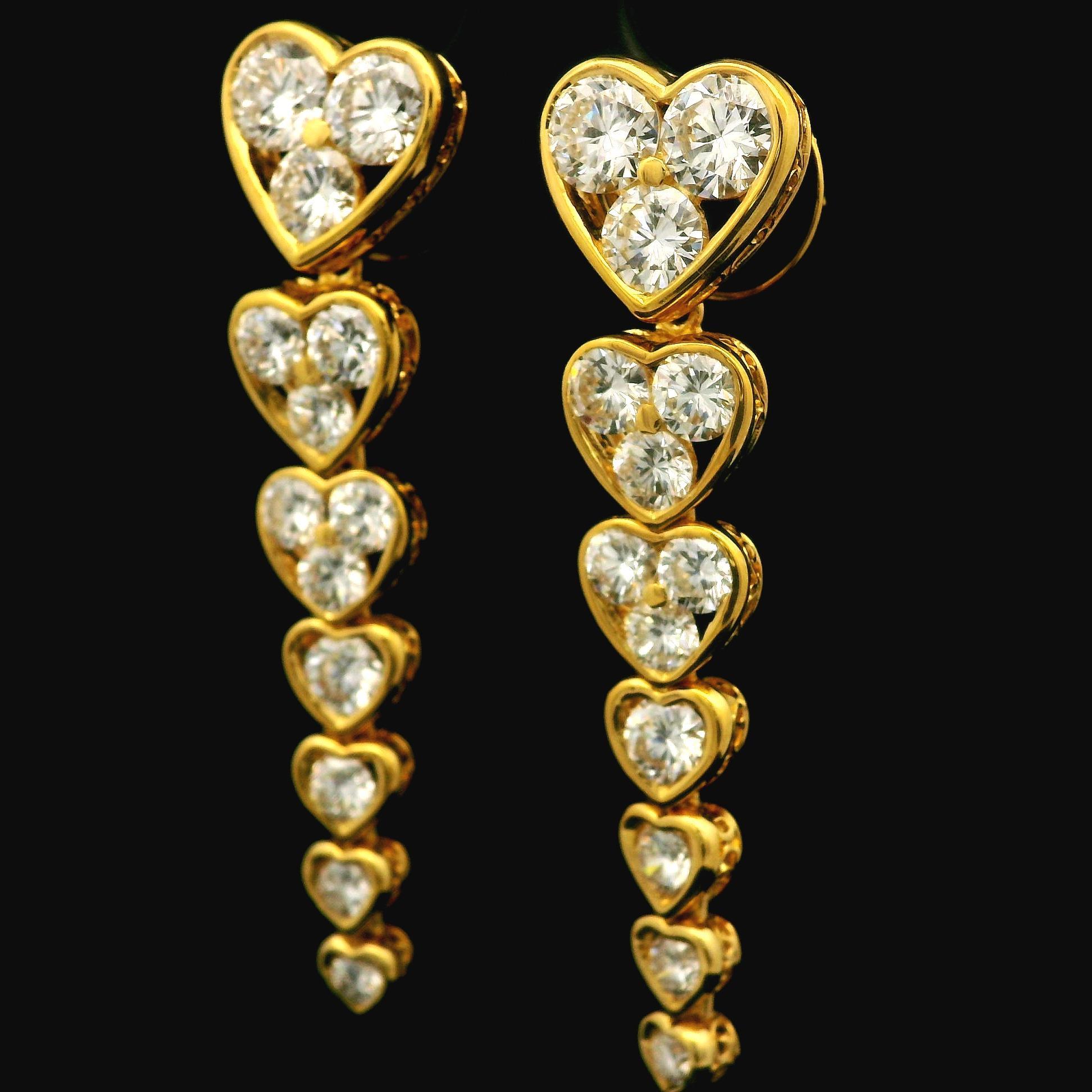Donna Orecchini con perno a cuore graduato in oro giallo 18k con diamante grande e incandescente da 6,44 carati in vendita