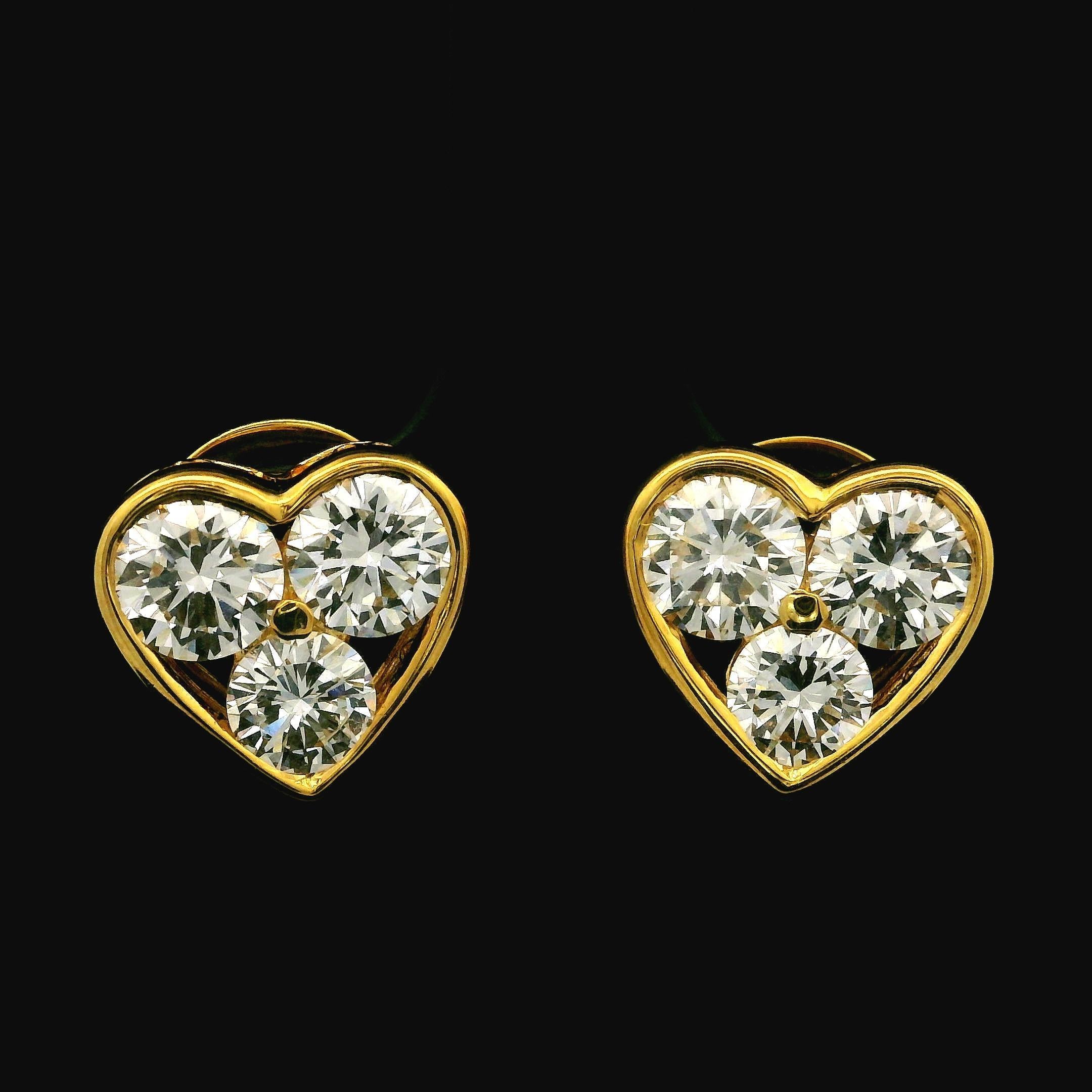 Orecchini con perno a cuore graduato in oro giallo 18k con diamante grande e incandescente da 6,44 carati in vendita 3