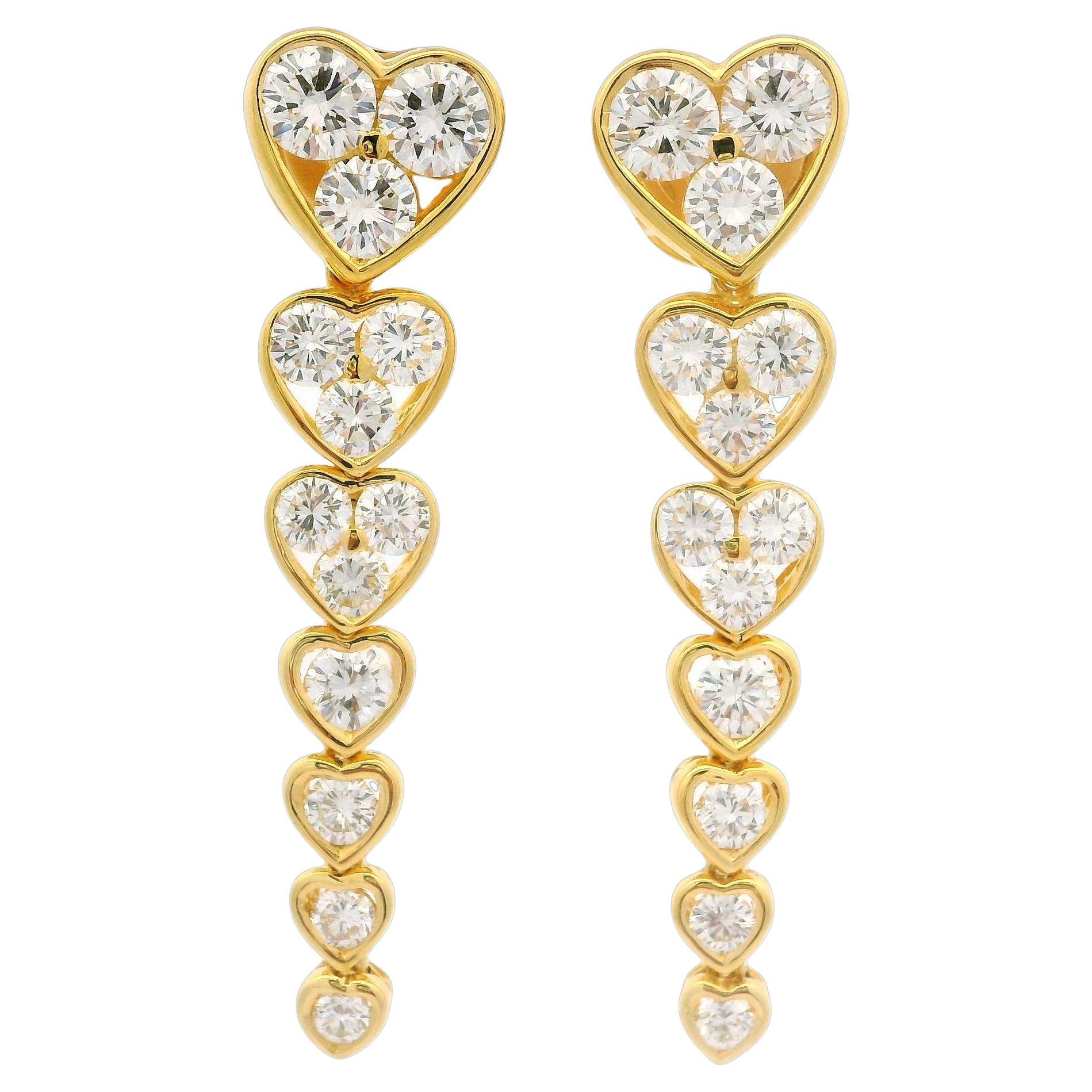 Orecchini con perno a cuore graduato in oro giallo 18k con diamante grande e incandescente da 6,44 carati in vendita