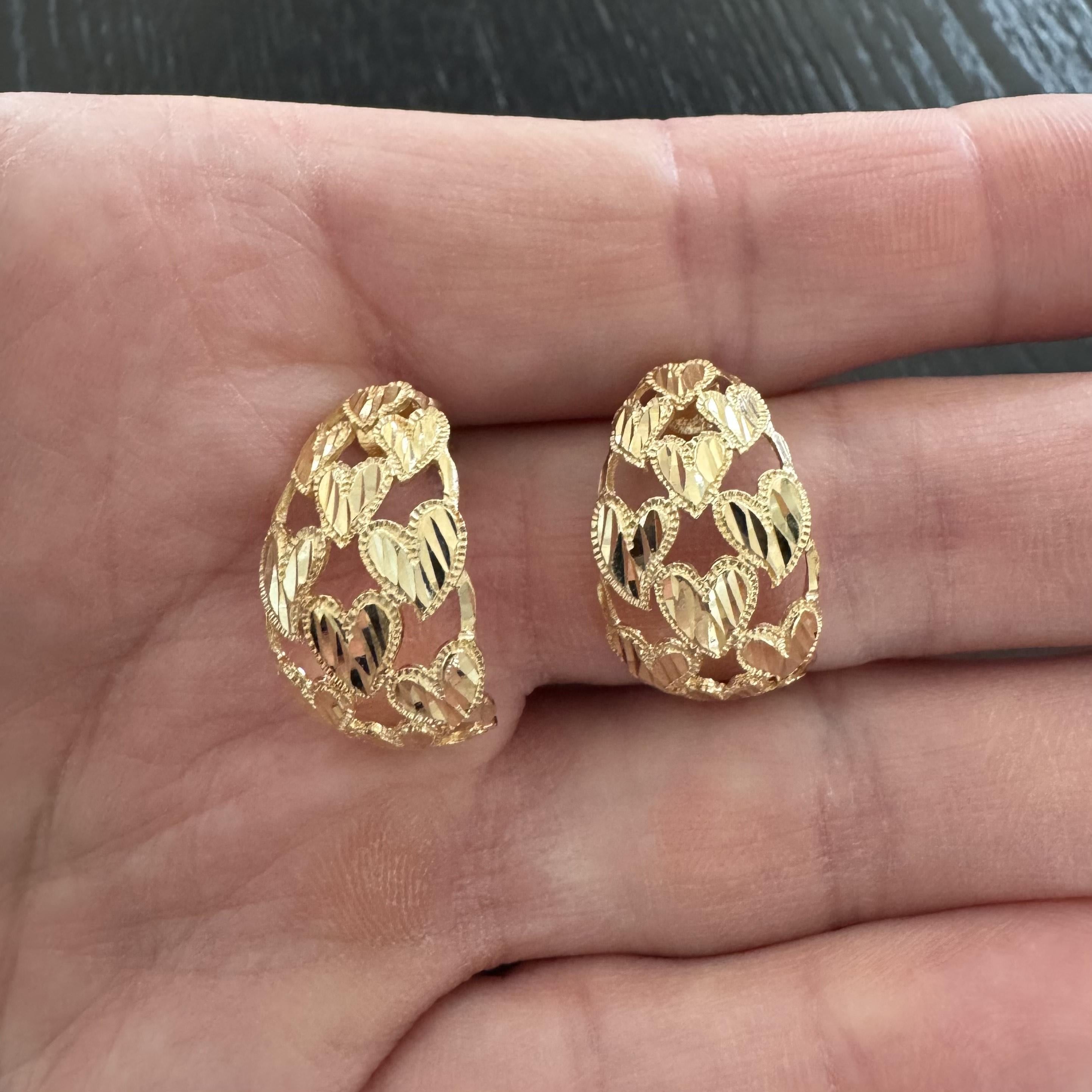 Condition:  Excellent Condition, Professionally Cleaned and Polished
Metal:  18k Gold (Marked, and Professionally Tested)
Weight:  6.4g
Length:  1 Inch
Width:  0.60 Inches
Closure:  Butterfly Push Backs
Markings:  