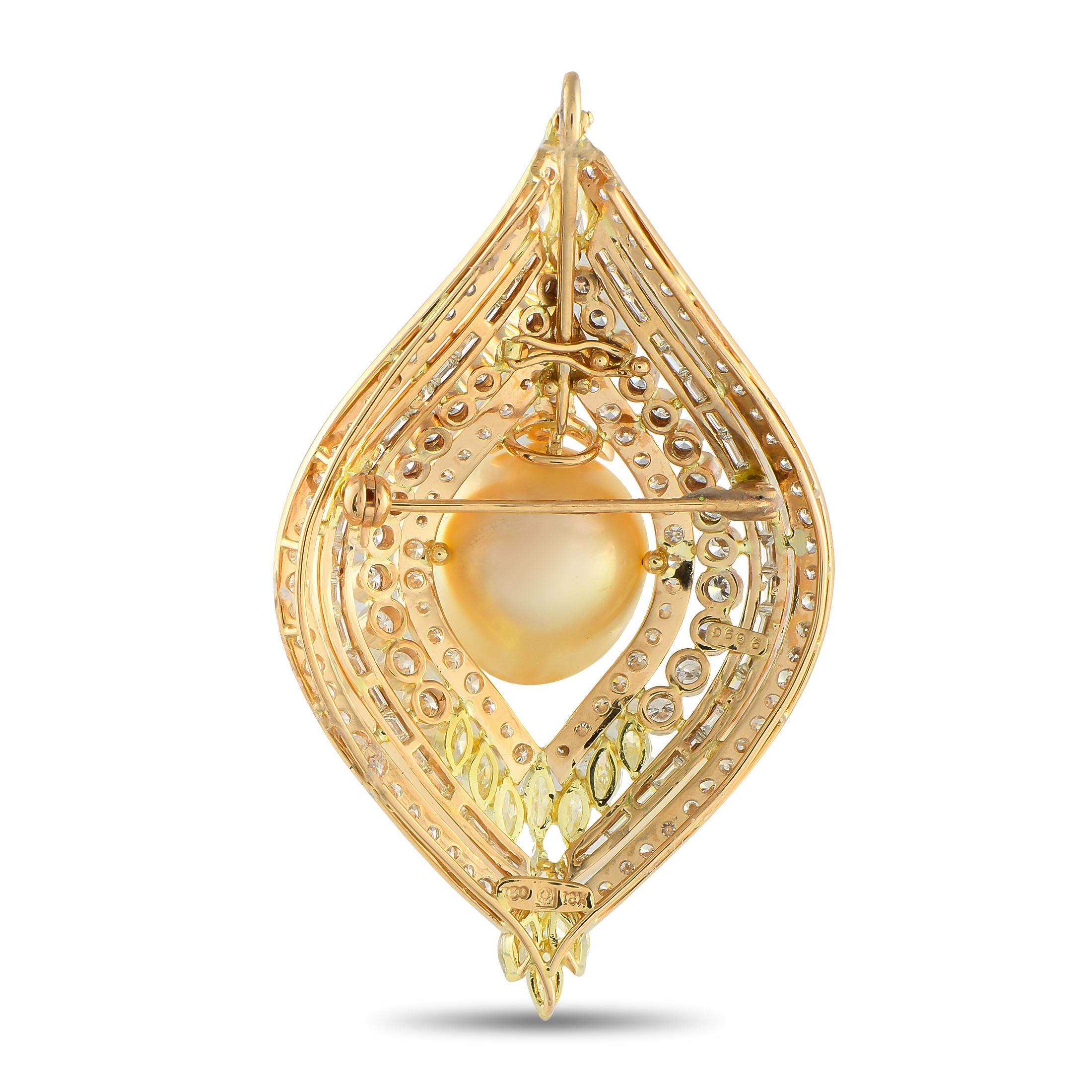 Este colgante de impecable factura rezuma elegancia vintage. El opulento engaste de Oro Amarillo de 18 quilates exhibe bellamente un conjunto de brillantes Diamantes con un peso total de 6,96 quilates. En el centro, una luminosa Perla Dorada de 15