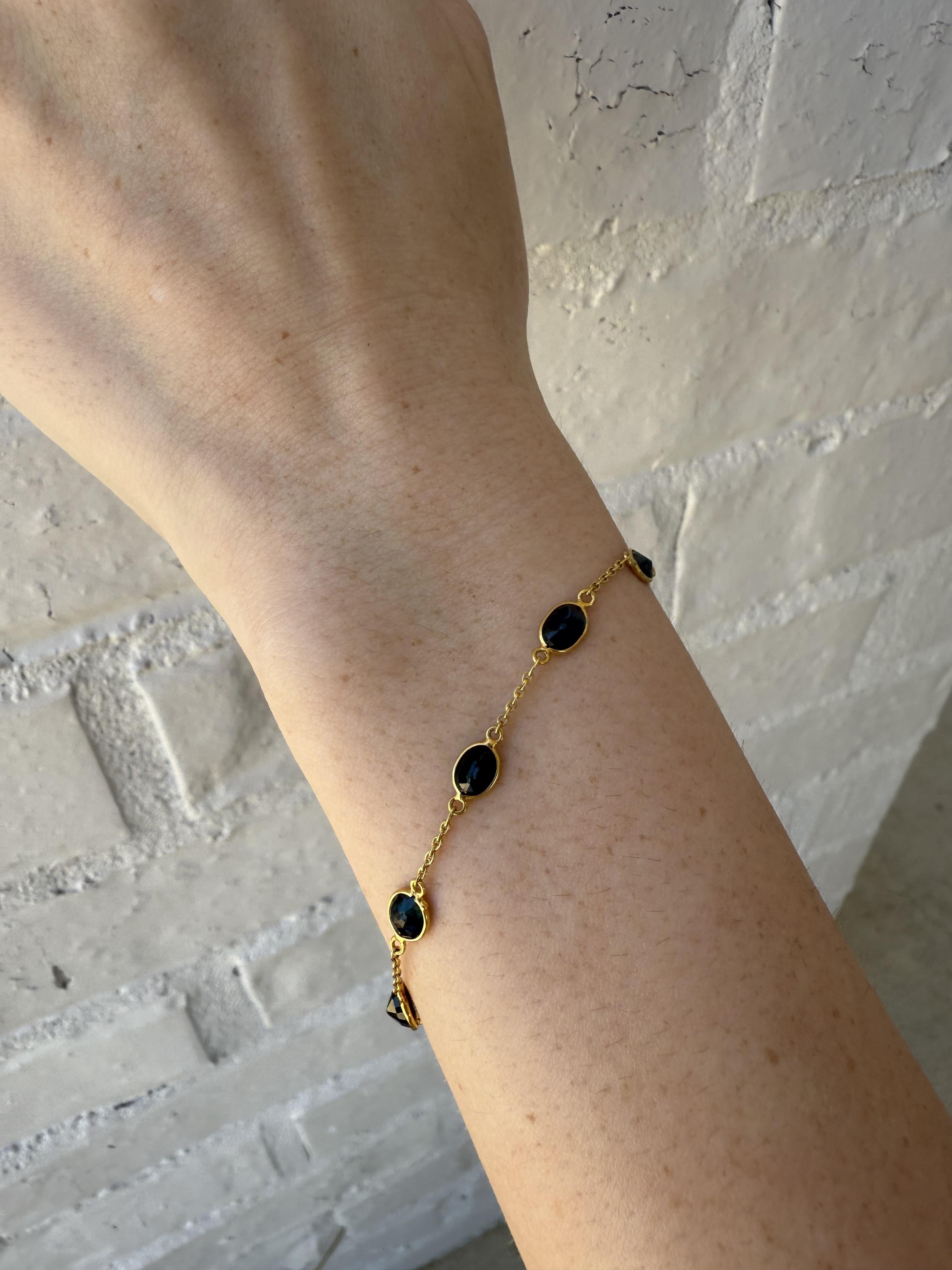 Adoriamo questo braccialetto minimalista!

Dettagli del bracciale
Materiale: Oro giallo 18 carati
Lunghezza: 7,5 pollici
Peso: 3,2 grammi
Larghezza: 4.5 mm

Accentuato dalle seguenti pietre preziose
10 gemme di zaffiro naturale da 6 mm X 4,5 mm;