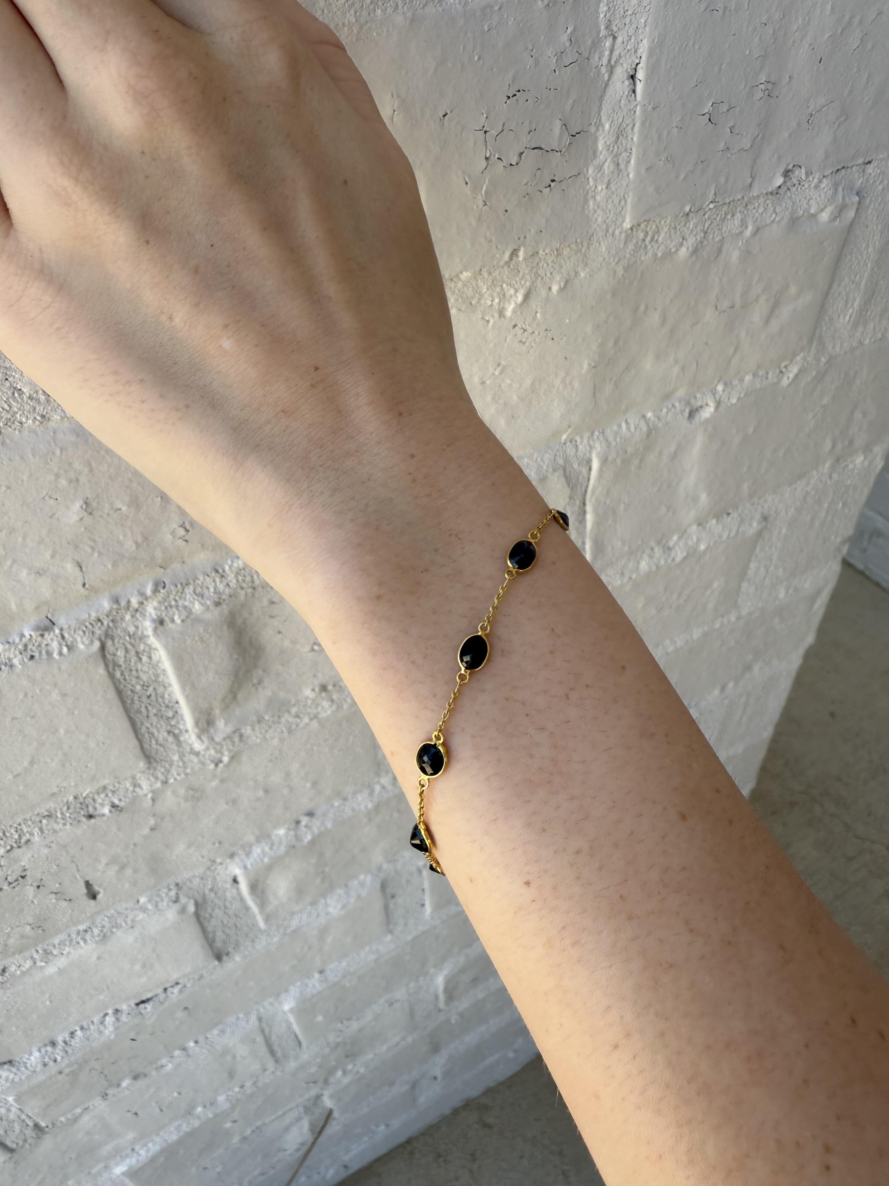 Taglio ovale Bracciale in oro giallo 18K con zaffiro da 7 carati in vendita