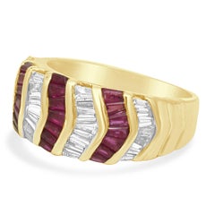 Alianza de oro amarillo de 18 quilates con 7 filas de rubíes y diamantes en talla baguette