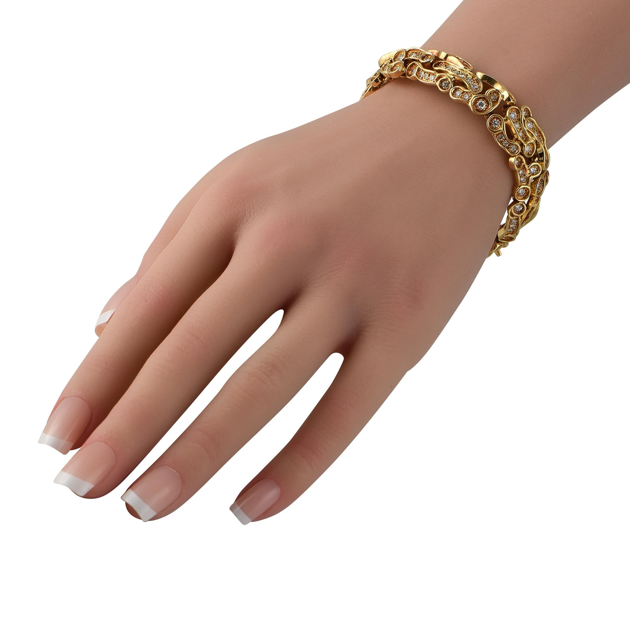Un'elegante montatura in oro giallo 18 carati rende questo braccialetto francese diverso da qualsiasi altra cosa tu abbia mai visto prima. Il design dinamico lo rende mozzafiato da qualsiasi angolazione, mentre i diamanti incastonati con un peso
