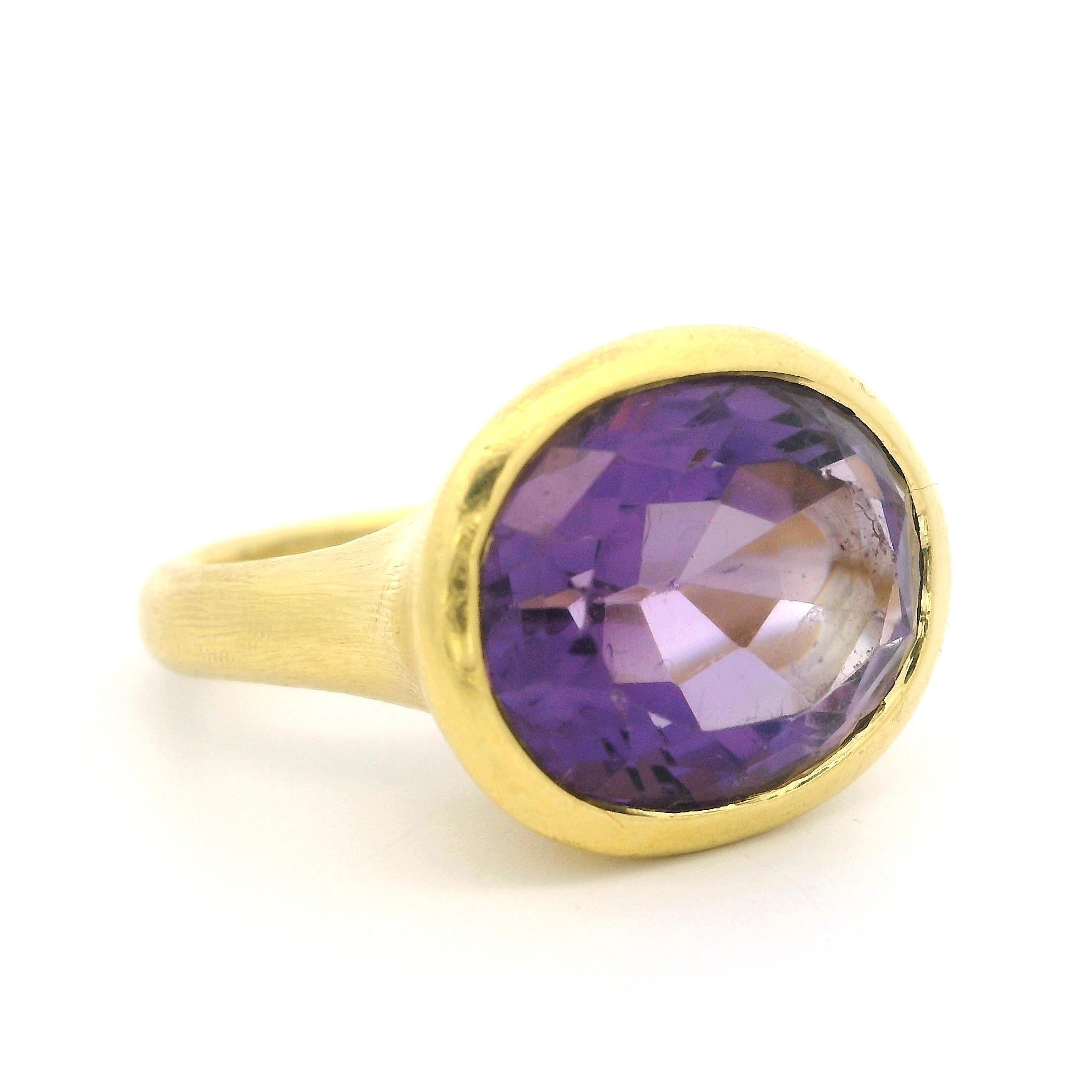 --Pierre(s) :...
(1) Améthyste naturelle véritable - ovale  Cut - Bezel Set - Couleur pourpre - 14.5x11.6x8.13mm - 7.5ct (approx.)

MATERIAL : Or jaune 18K massif
Poids : 10,86 grammes
Taille de la bague : 5.5 (ajustée sur un doigt. Nous pouvons