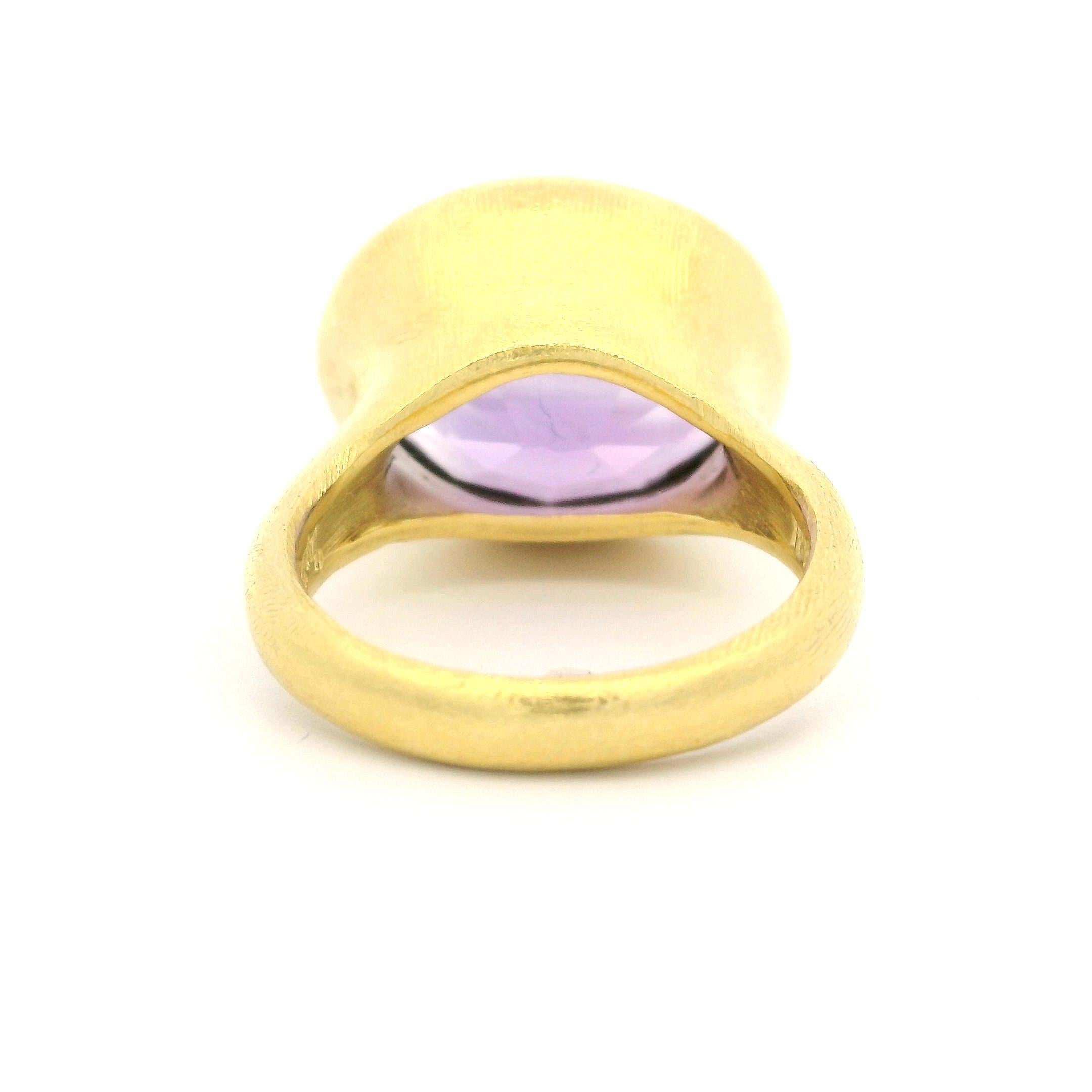 Taille ovale Bague en or jaune 18 carats, finition texturée, améthyste solitaire de taille ovale de 7,5 carats sertie sur le chaton en vente