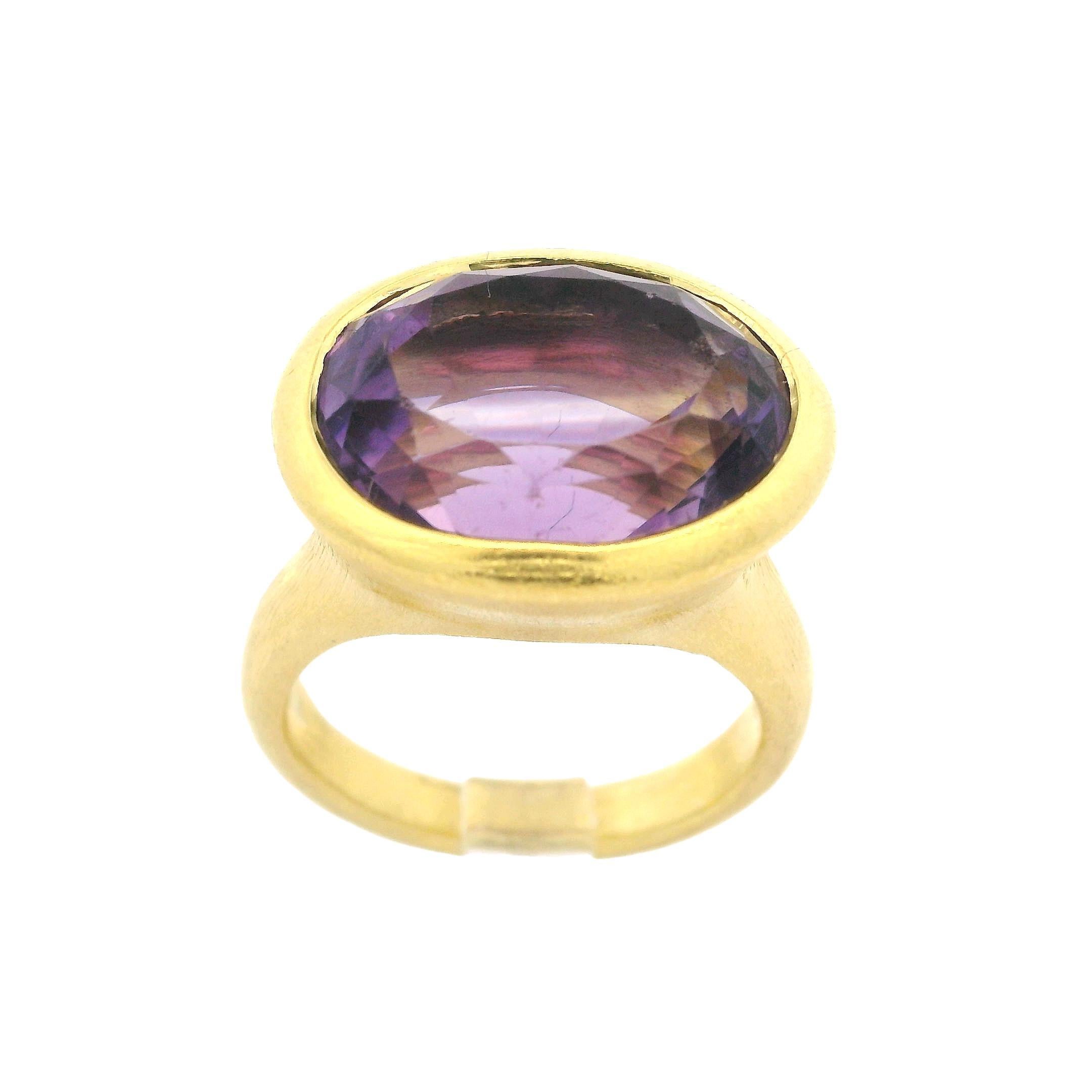 Bague en or jaune 18 carats, finition texturée, améthyste solitaire de taille ovale de 7,5 carats sertie sur le chaton Excellent état - En vente à Montclair, NJ