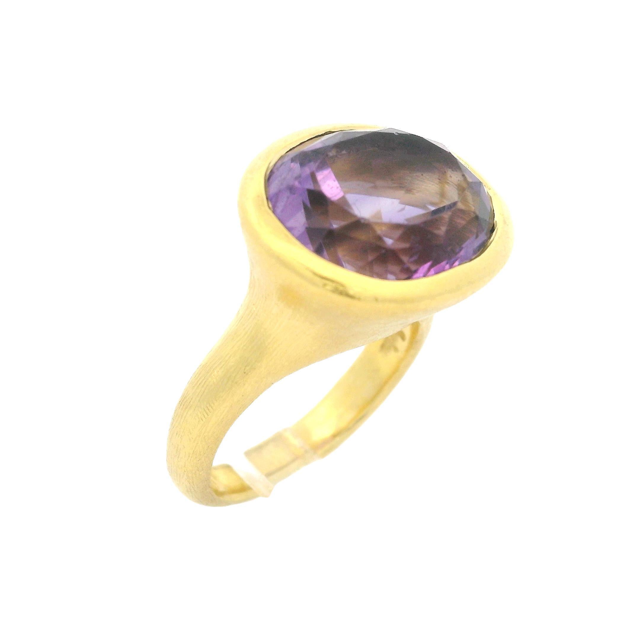 Bague en or jaune 18 carats, finition texturée, améthyste solitaire de taille ovale de 7,5 carats sertie sur le chaton Pour femmes en vente