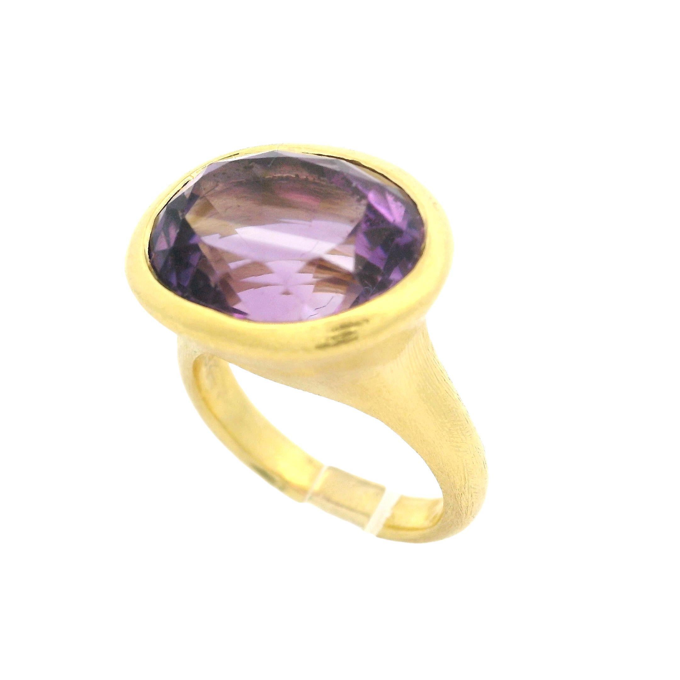 Bague en or jaune 18 carats, finition texturée, améthyste solitaire de taille ovale de 7,5 carats sertie sur le chaton en vente 1