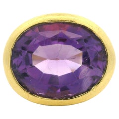 18 Karat Gelbgold 7,5 Karat Ovalschliff Lünette gefasster Amethyst Solitär Texturierter Finish Ring