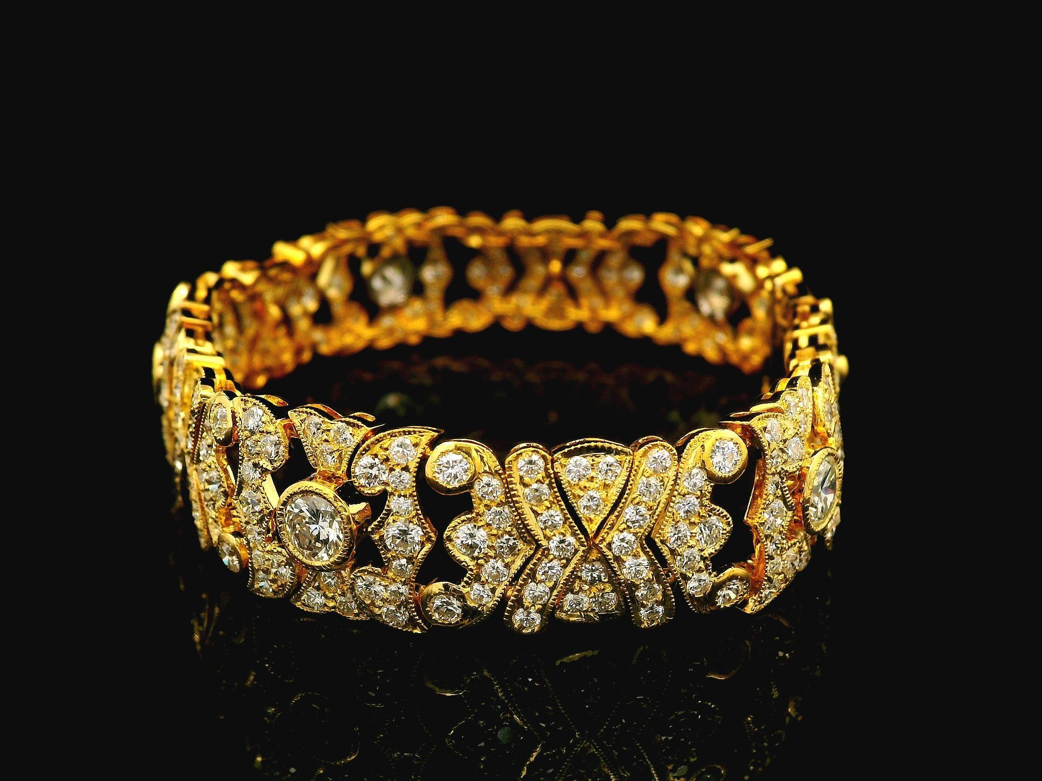 Bracelet en or jaune 18k 7.73ctw High Quality VVS E Pave Bezel Diamond Strap en vente 5