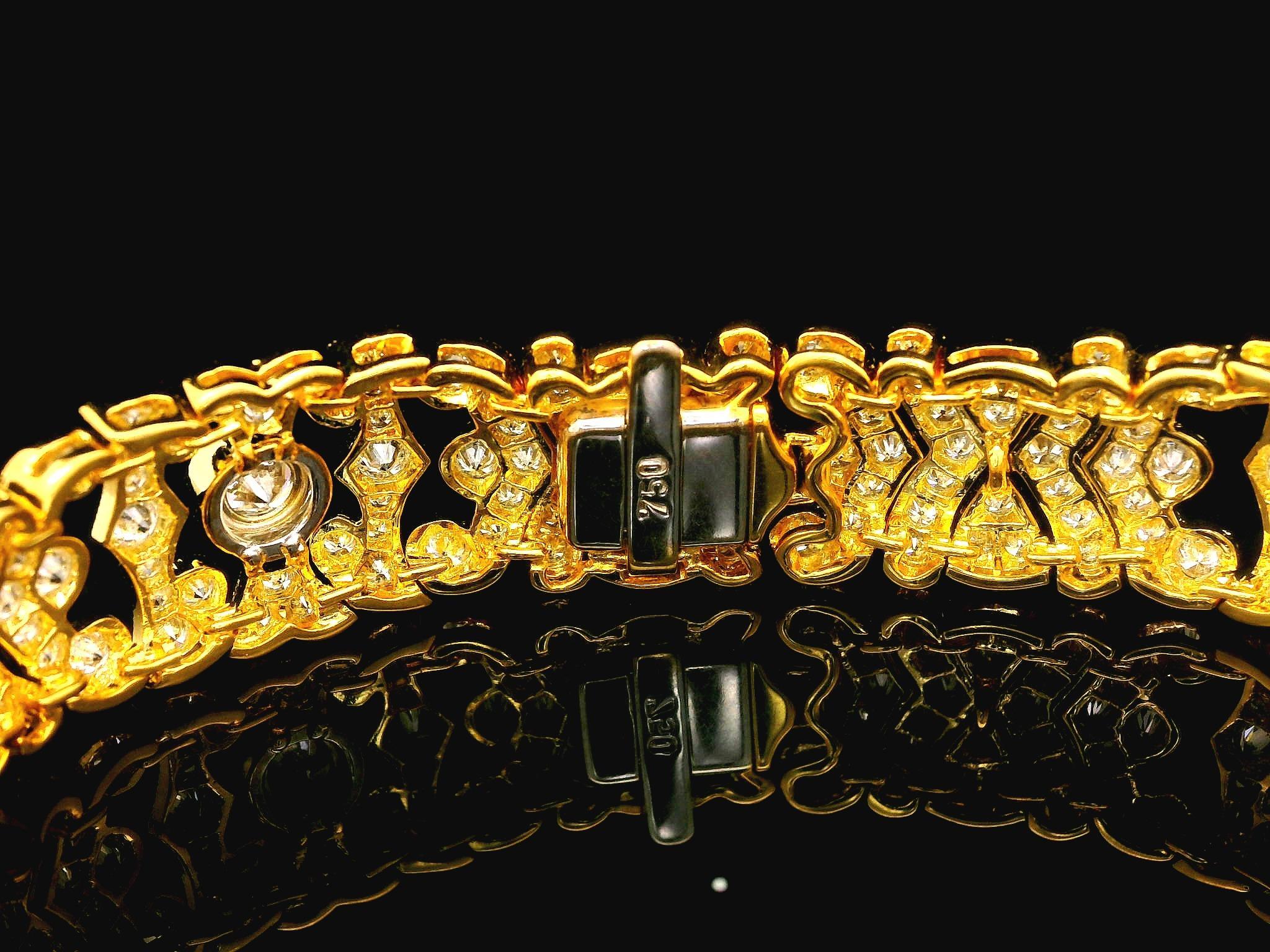 Taille brillant Bracelet en or jaune 18k 7.73ctw High Quality VVS E Pave Bezel Diamond Strap en vente