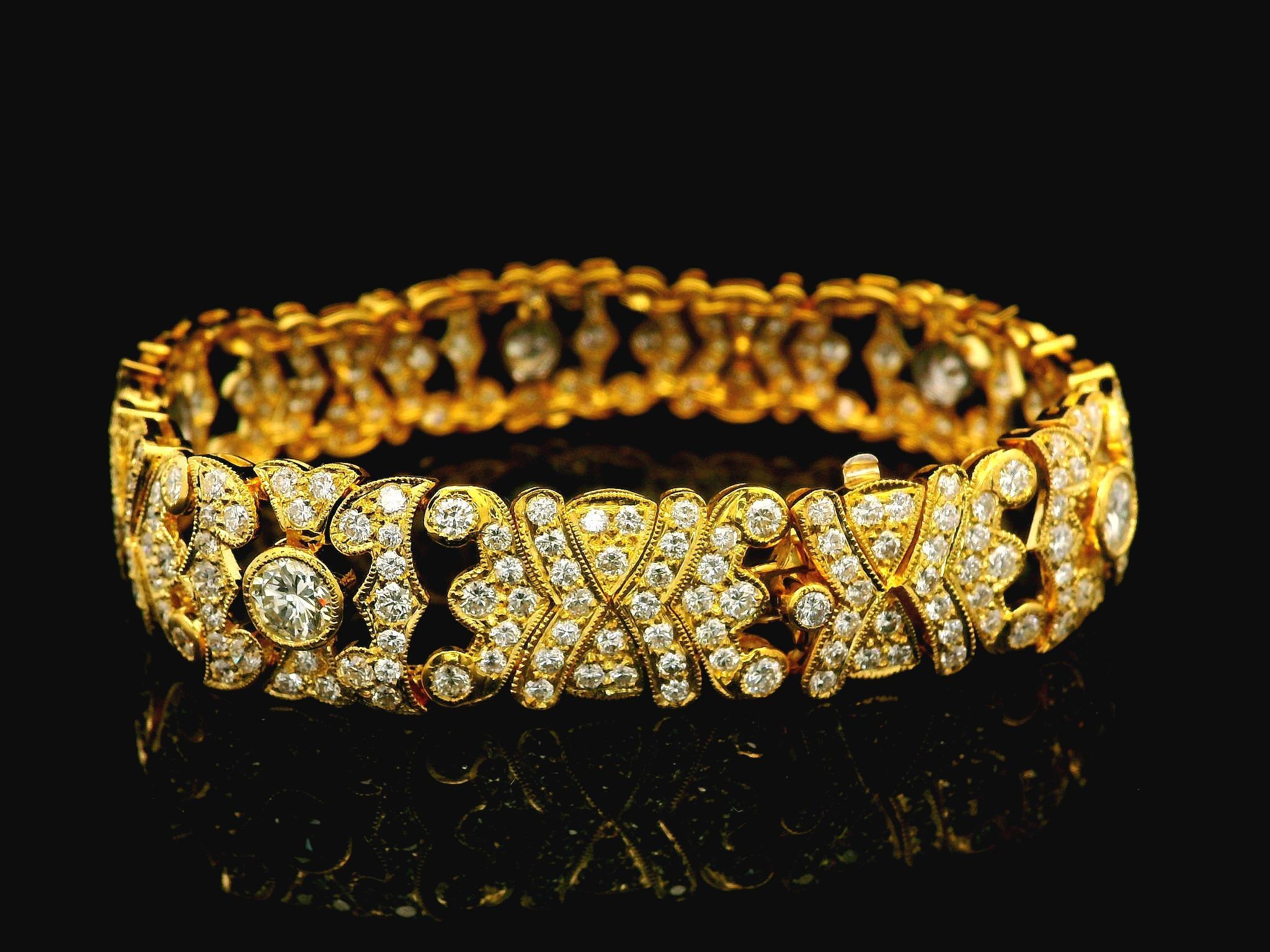 Bracelet en or jaune 18k 7.73ctw High Quality VVS E Pave Bezel Diamond Strap Excellent état - En vente à Montclair, NJ