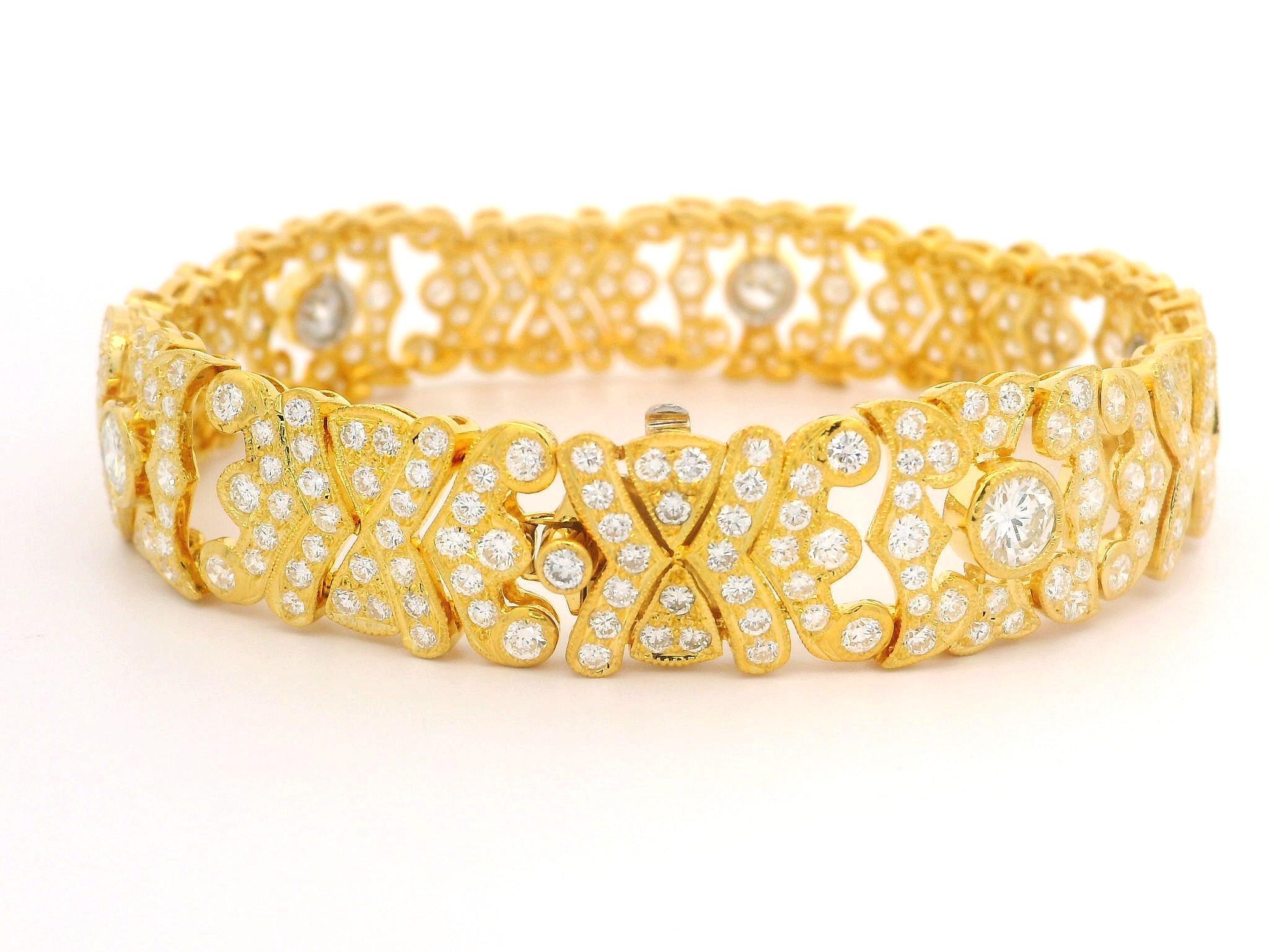 Bracelet en or jaune 18k 7.73ctw High Quality VVS E Pave Bezel Diamond Strap en vente 2