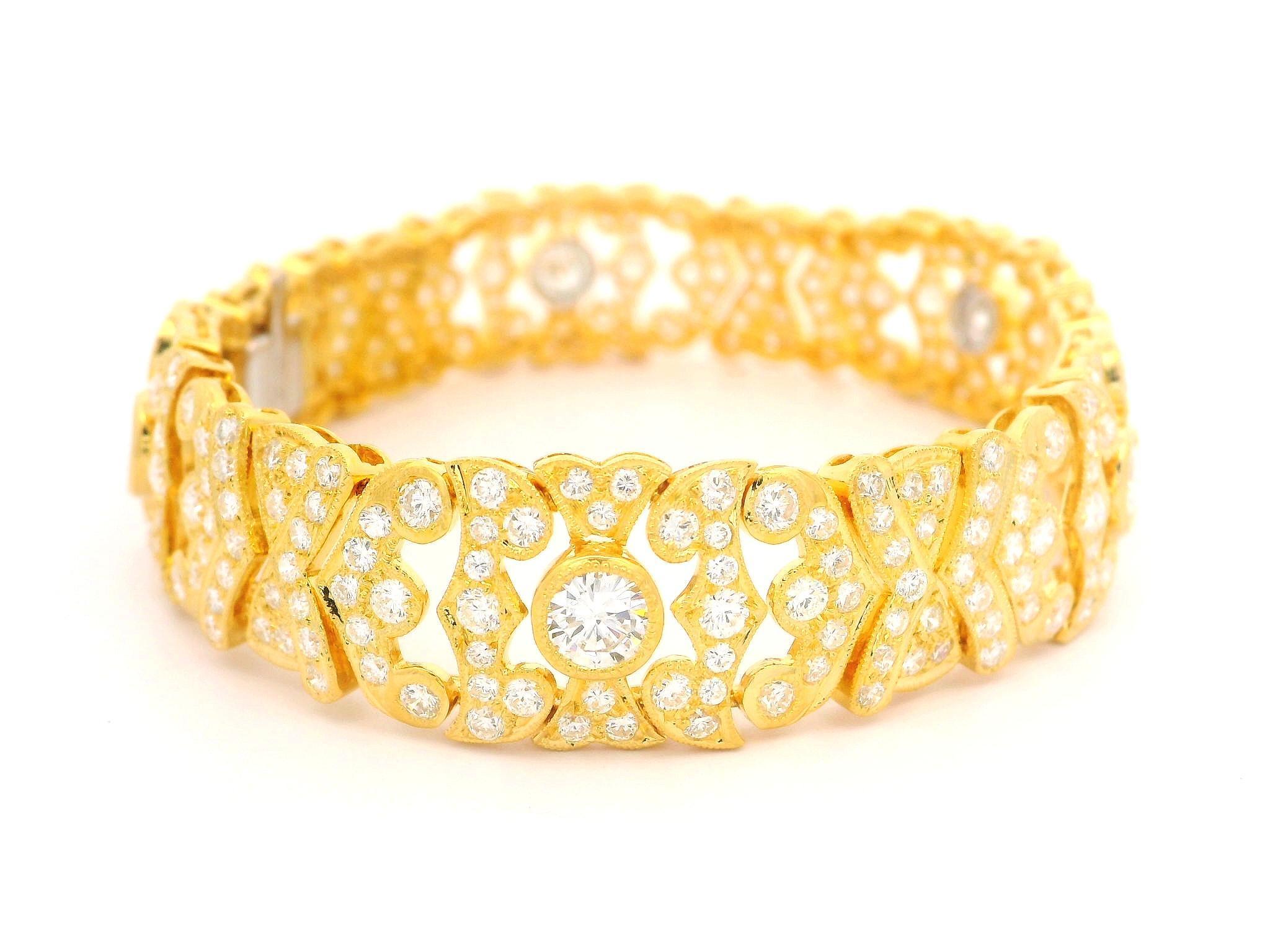 Bracelet en or jaune 18k 7.73ctw High Quality VVS E Pave Bezel Diamond Strap en vente 3