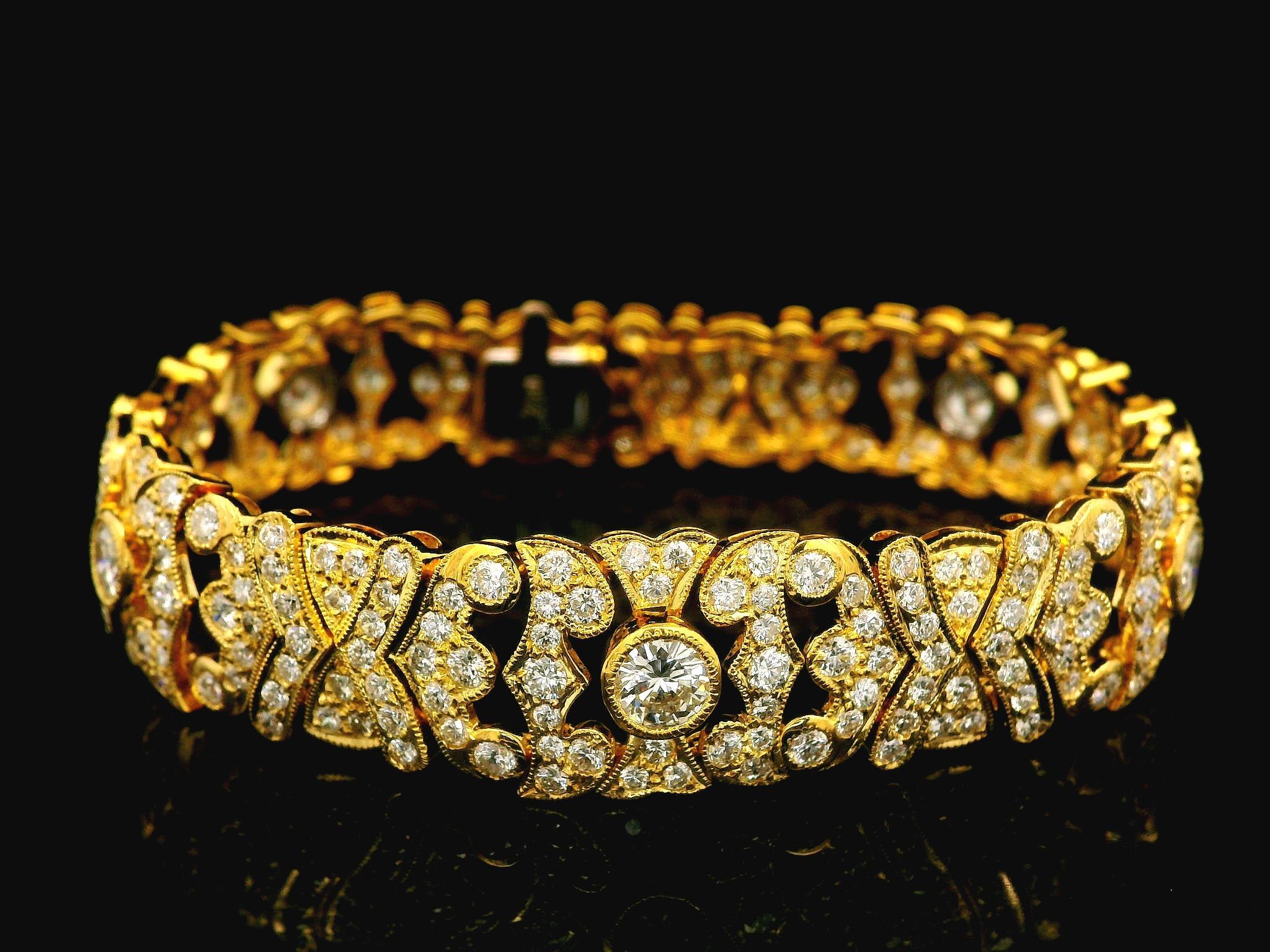 Bracelet en or jaune 18k 7.73ctw High Quality VVS E Pave Bezel Diamond Strap en vente 4