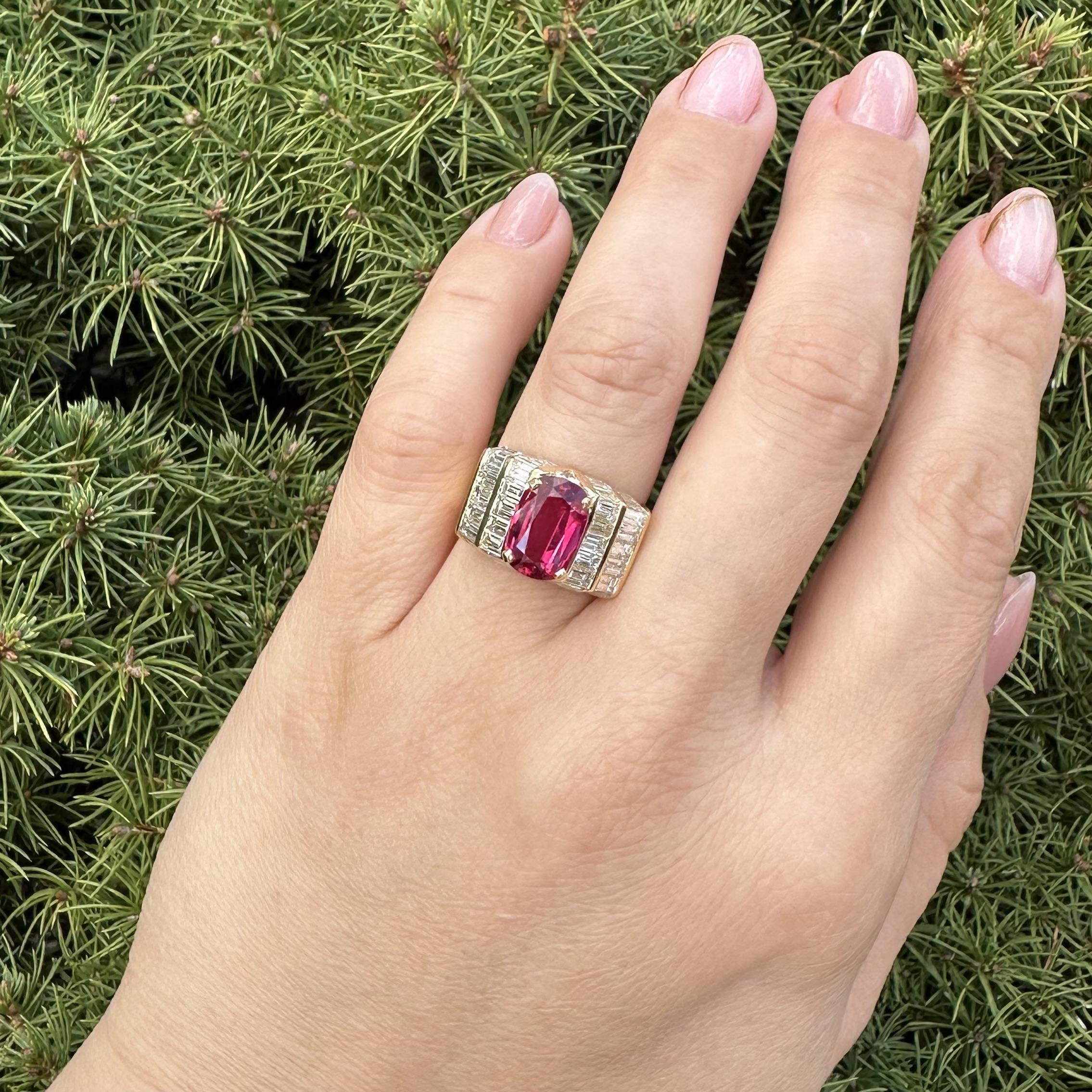 Anello in oro giallo 18k 7,84ctw AGL Clean Vibrant Red Ruby con diamante Baguette in vendita 5