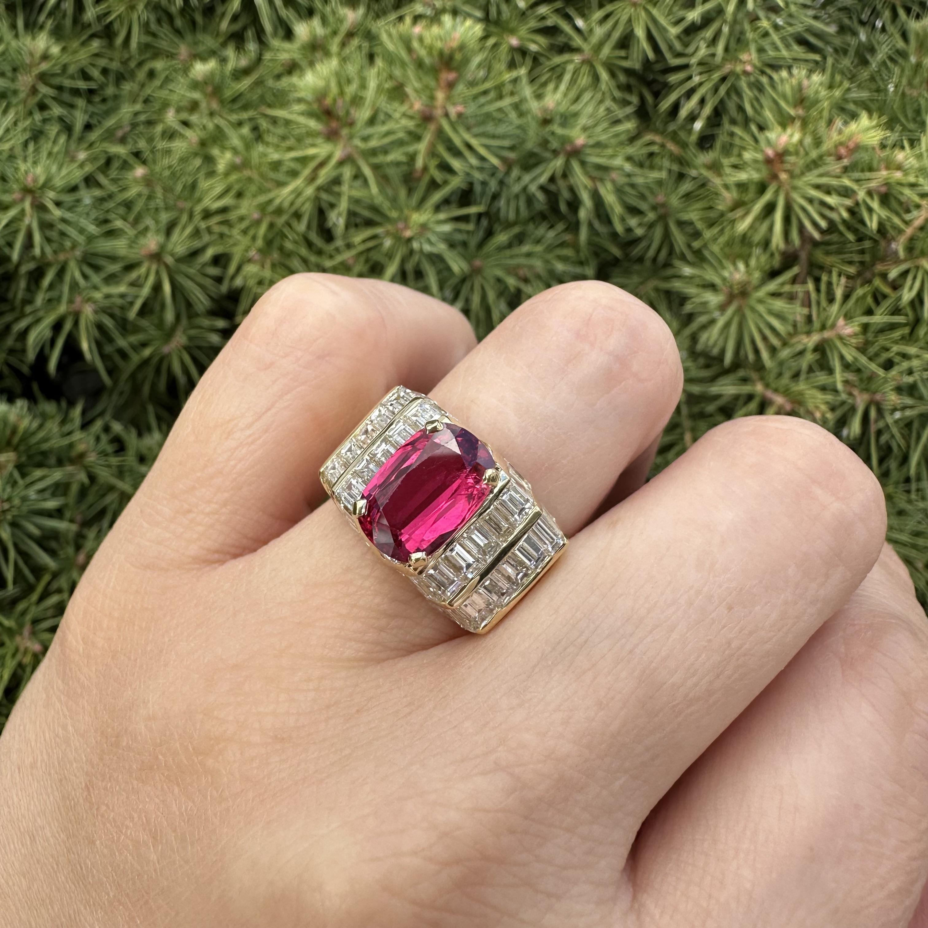 Anello in oro giallo 18k 7,84ctw AGL Clean Vibrant Red Ruby con diamante Baguette in vendita 6
