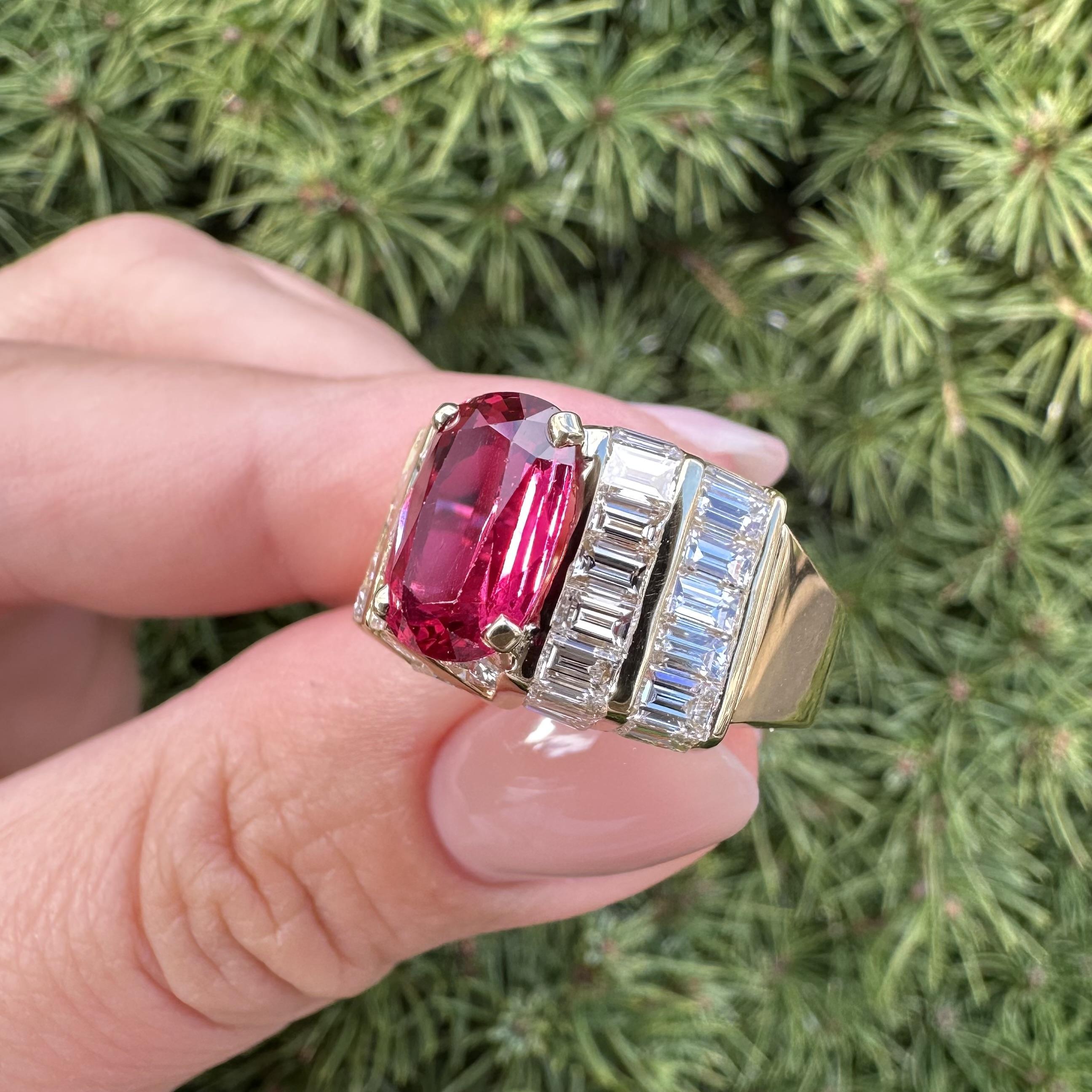 Anello in oro giallo 18k 7,84ctw AGL Clean Vibrant Red Ruby con diamante Baguette in vendita 7