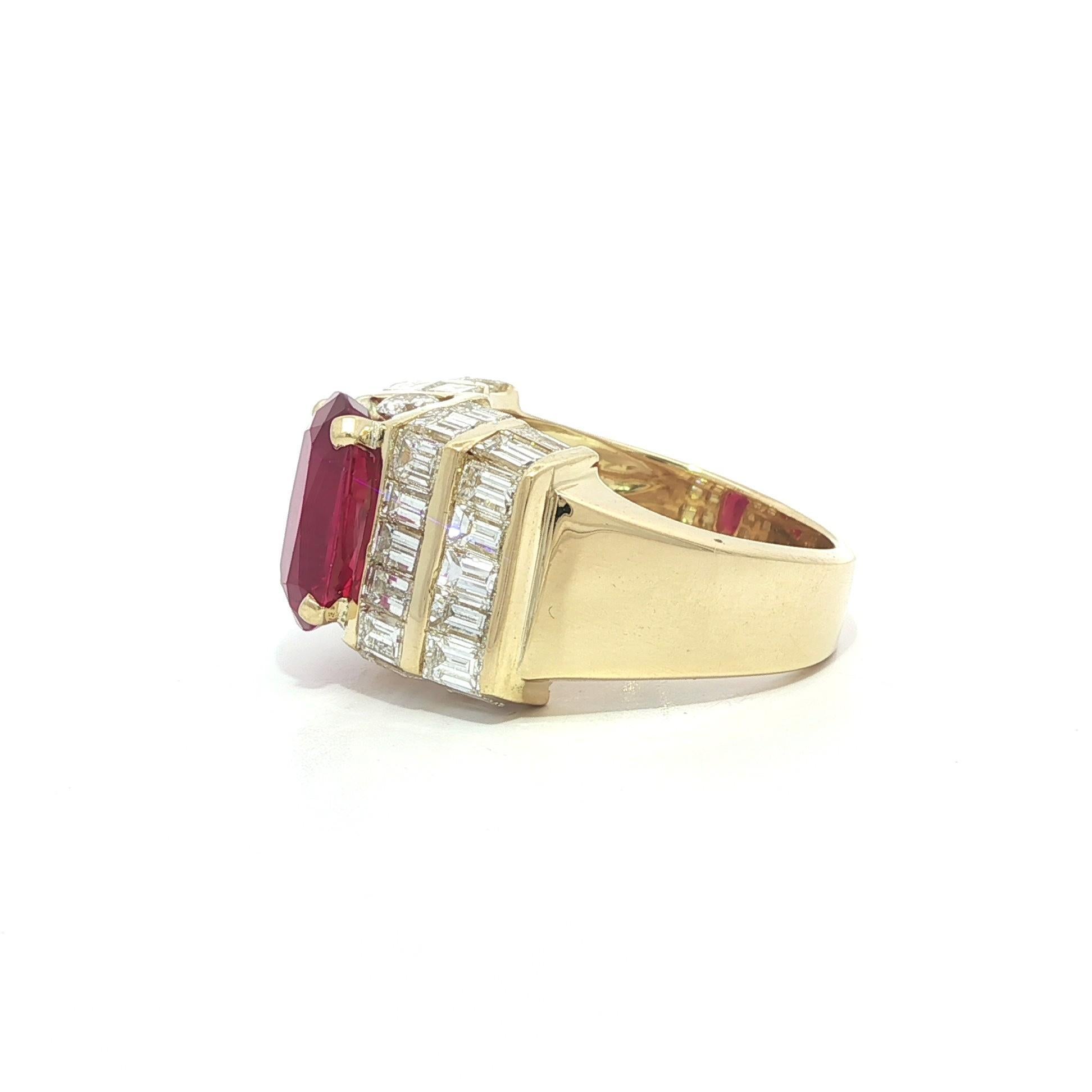 Taglio cuscino Anello in oro giallo 18k 7,84ctw AGL Clean Vibrant Red Ruby con diamante Baguette in vendita