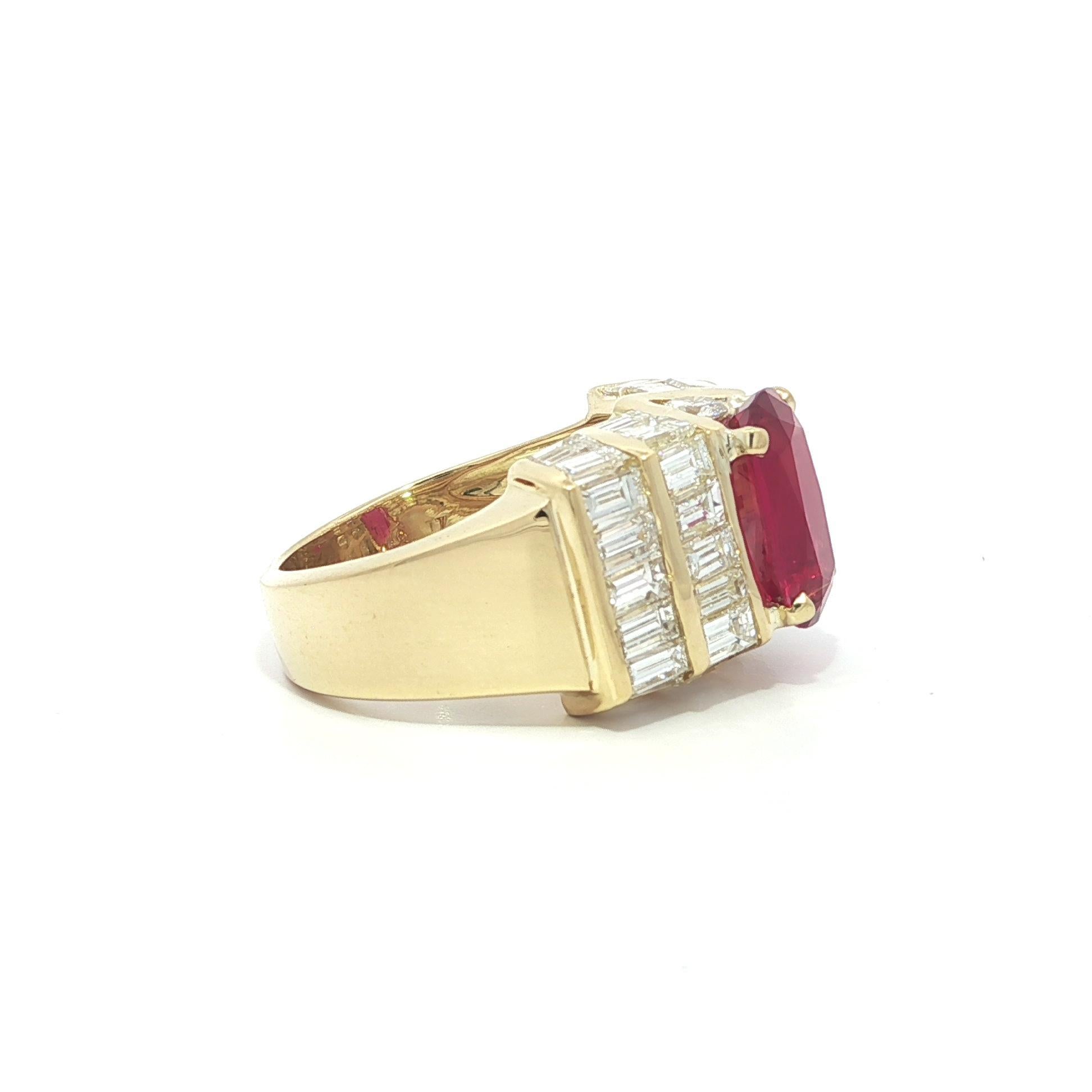 Donna Anello in oro giallo 18k 7,84ctw AGL Clean Vibrant Red Ruby con diamante Baguette in vendita