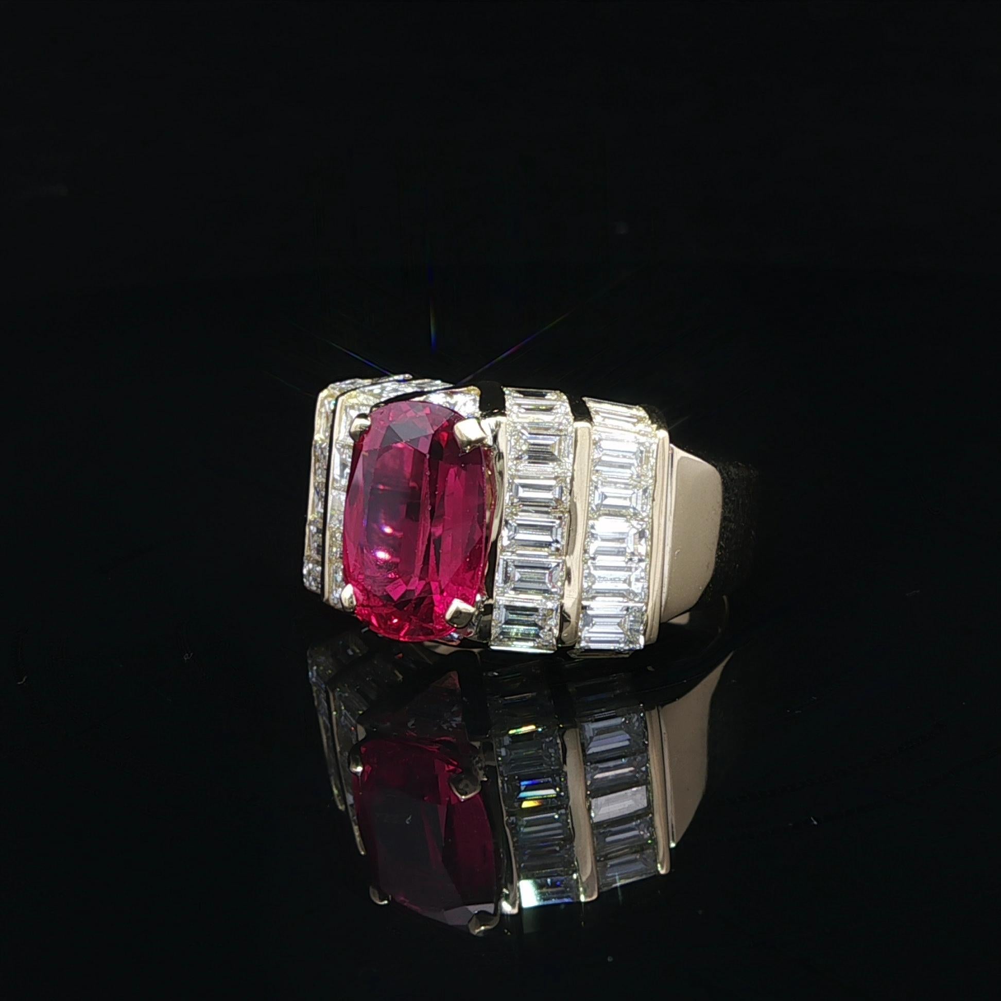 Anello in oro giallo 18k 7,84ctw AGL Clean Vibrant Red Ruby con diamante Baguette in vendita 3