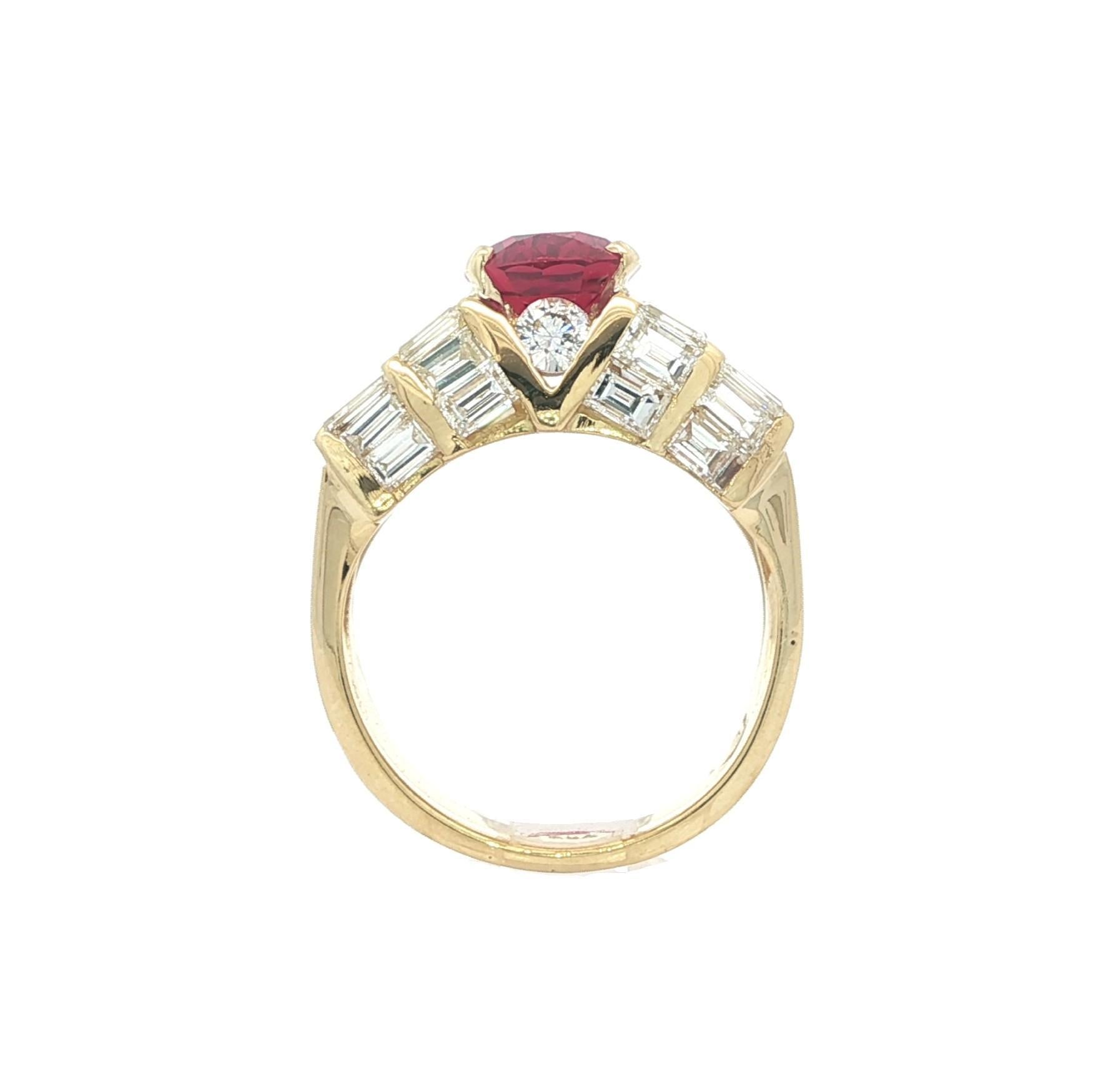 Anello in oro giallo 18k 7,84ctw AGL Clean Vibrant Red Ruby con diamante Baguette in vendita 4